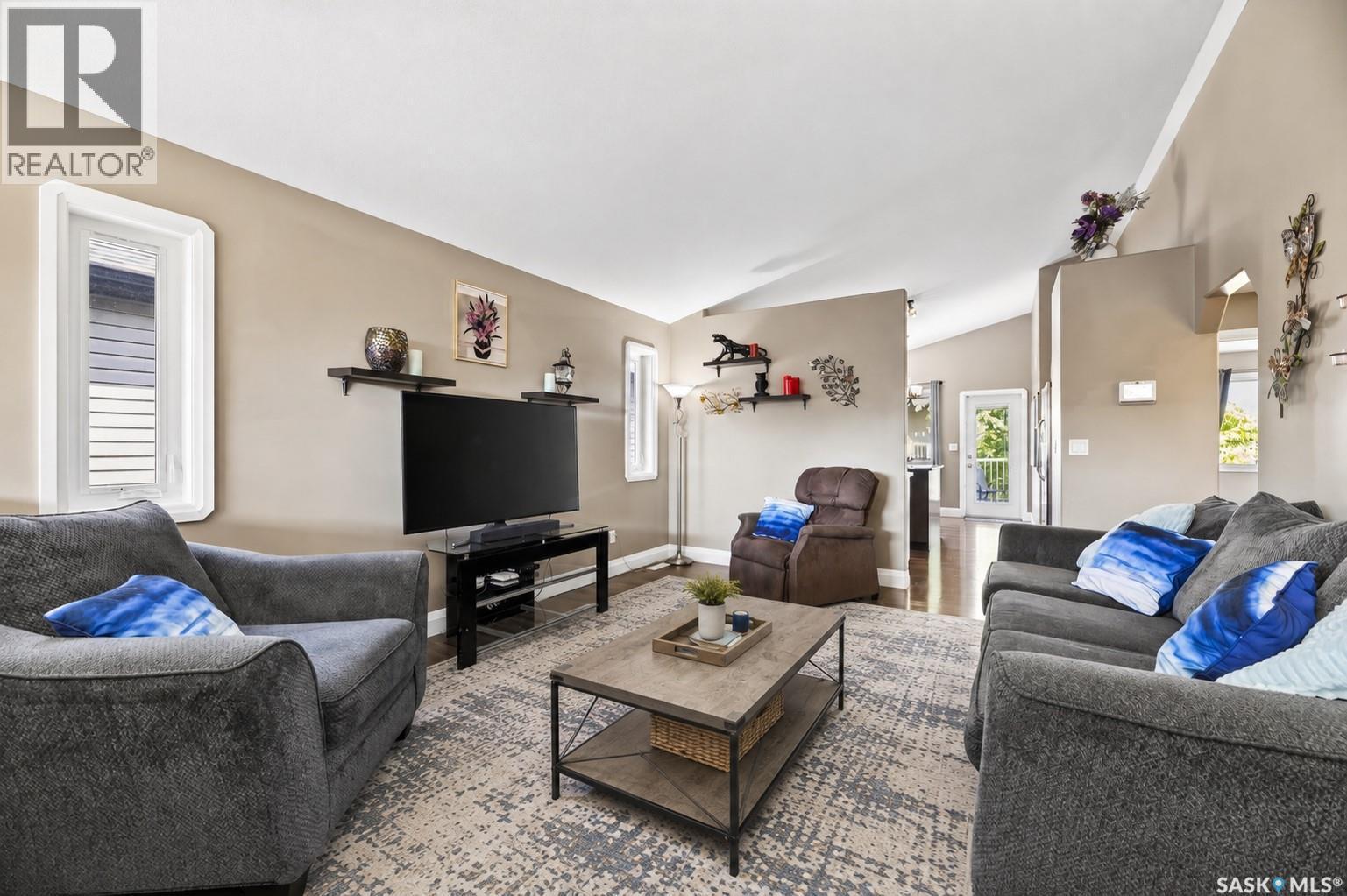 1114 Hargreaves Way, Saskatoon, SK - Indoor Photo Showing Living Room
