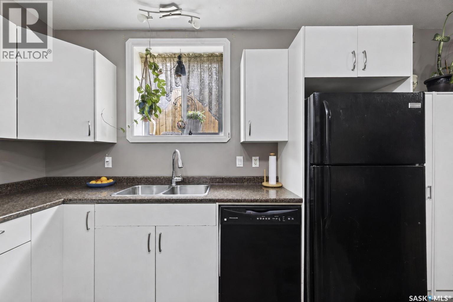 1114 Hargreaves Way, Saskatoon, SK - Indoor Photo Showing Kitchen With Double Sink