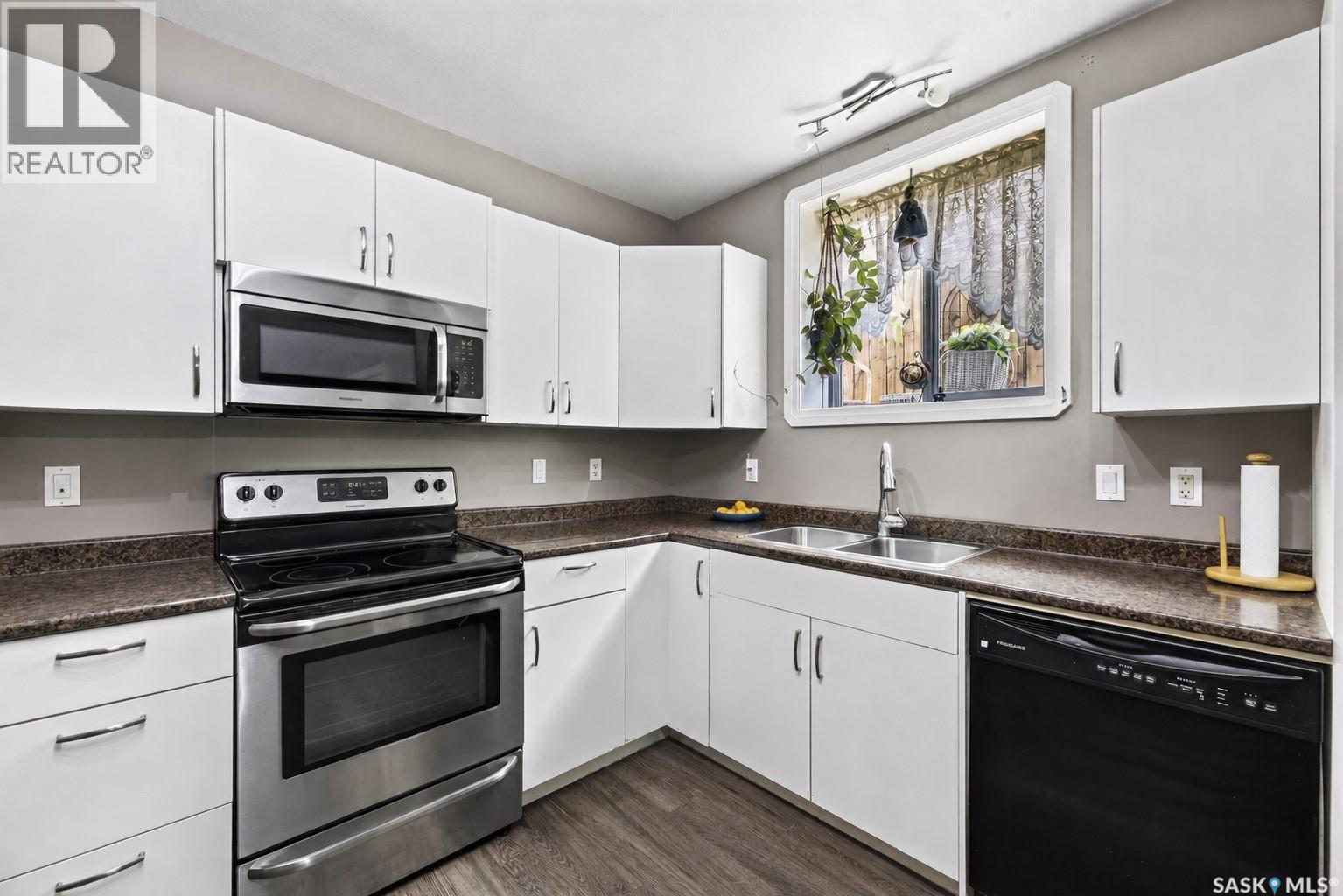 1114 Hargreaves Way, Saskatoon, SK - Indoor Photo Showing Kitchen With Double Sink