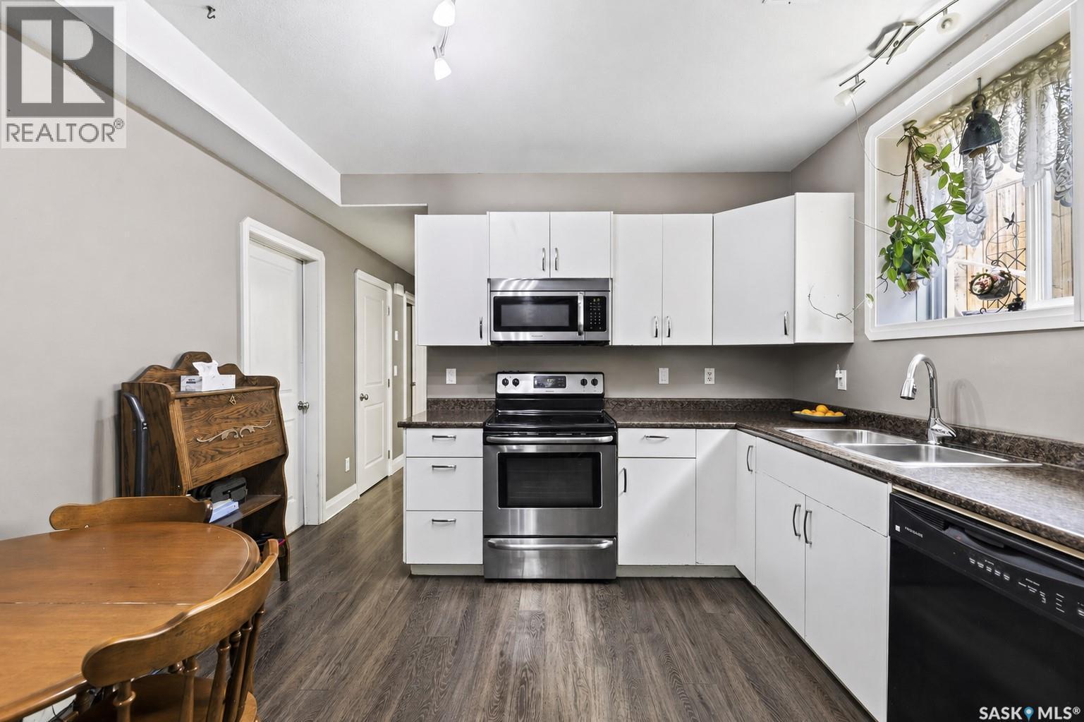 1114 Hargreaves Way, Saskatoon, SK - Indoor Photo Showing Kitchen With Double Sink