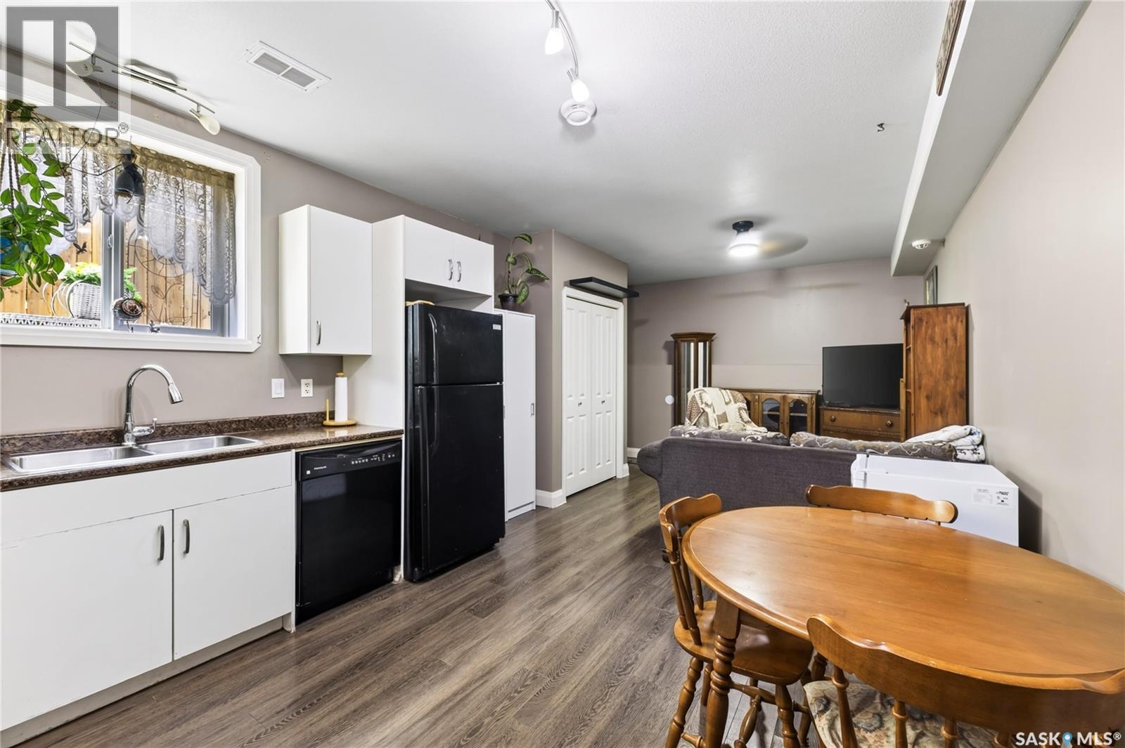 1114 Hargreaves Way, Saskatoon, SK - Indoor Photo Showing Kitchen With Double Sink