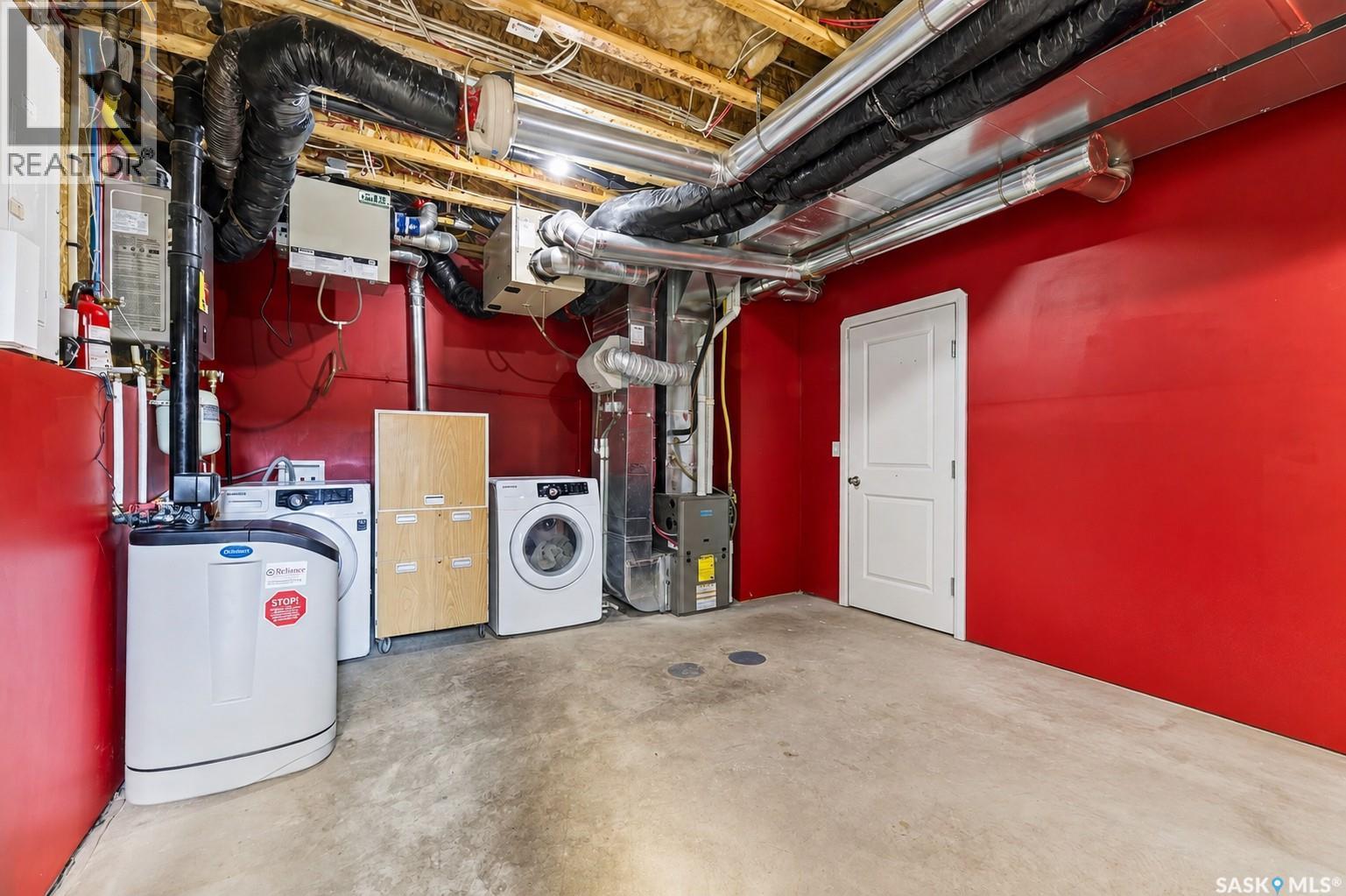 1114 Hargreaves Way, Saskatoon, SK - Indoor Photo Showing Laundry Room