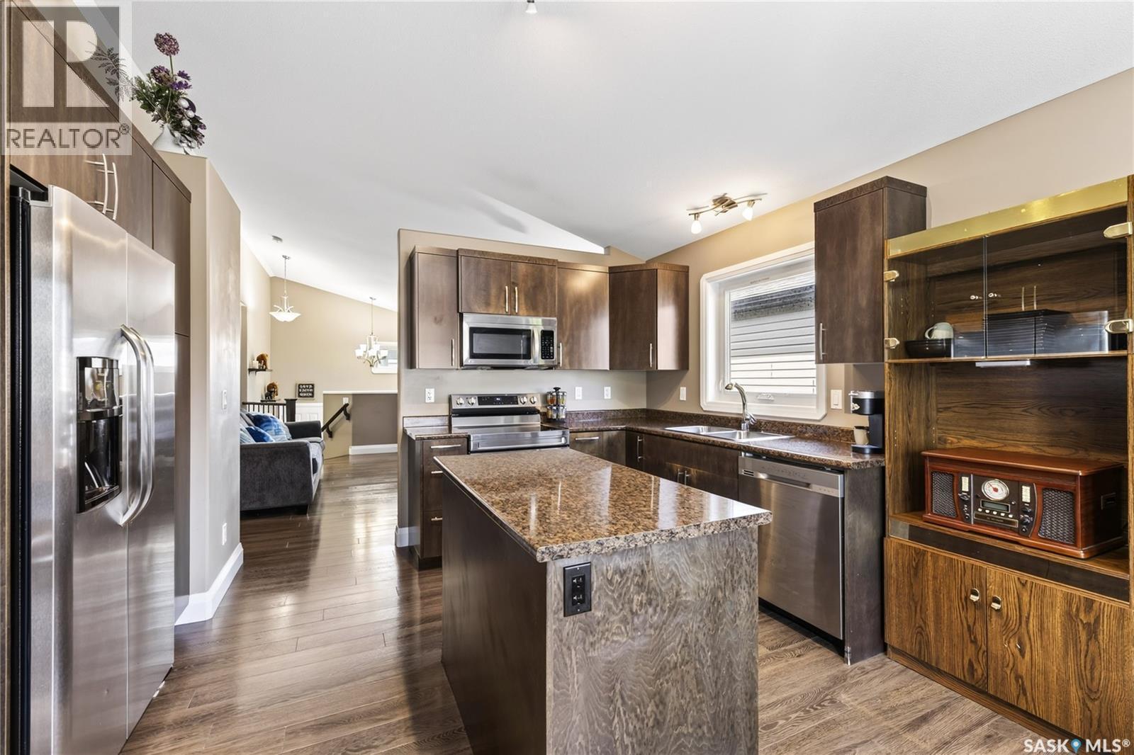 1114 Hargreaves Way, Saskatoon, SK - Indoor Photo Showing Kitchen With Double Sink With Upgraded Kitchen