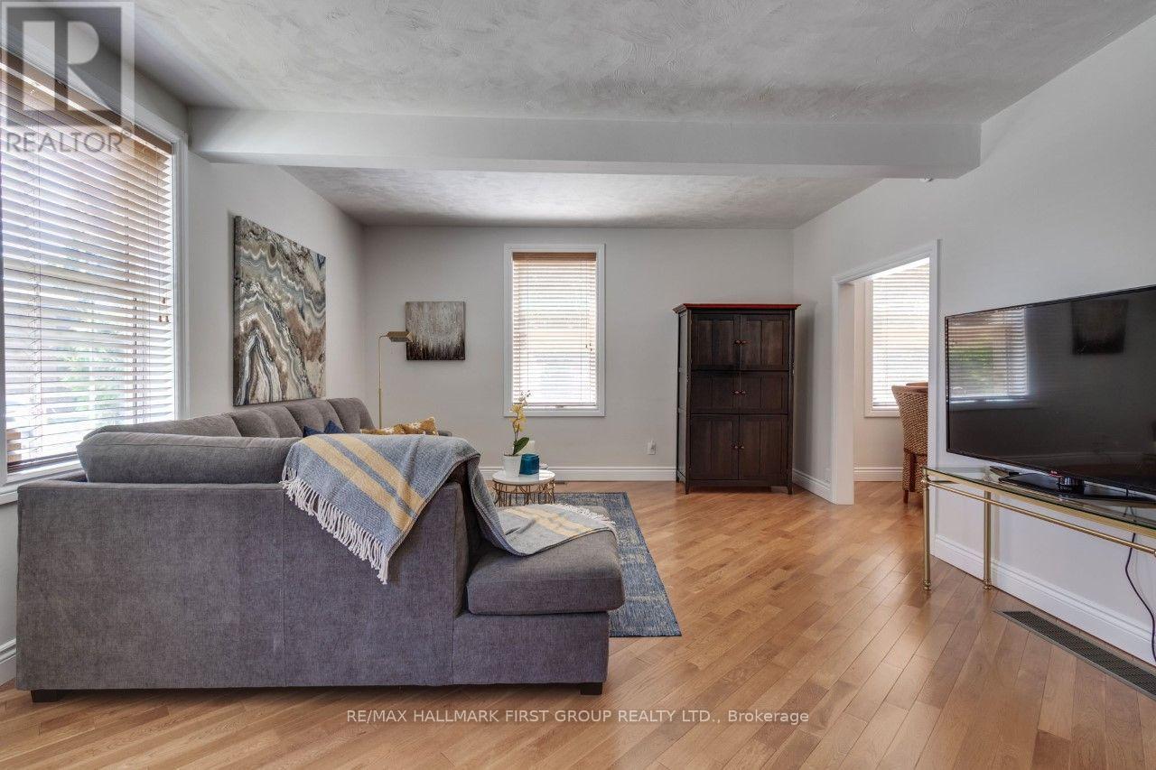 26 Whiting Avenue, Oshawa, ON - Indoor Photo Showing Living Room