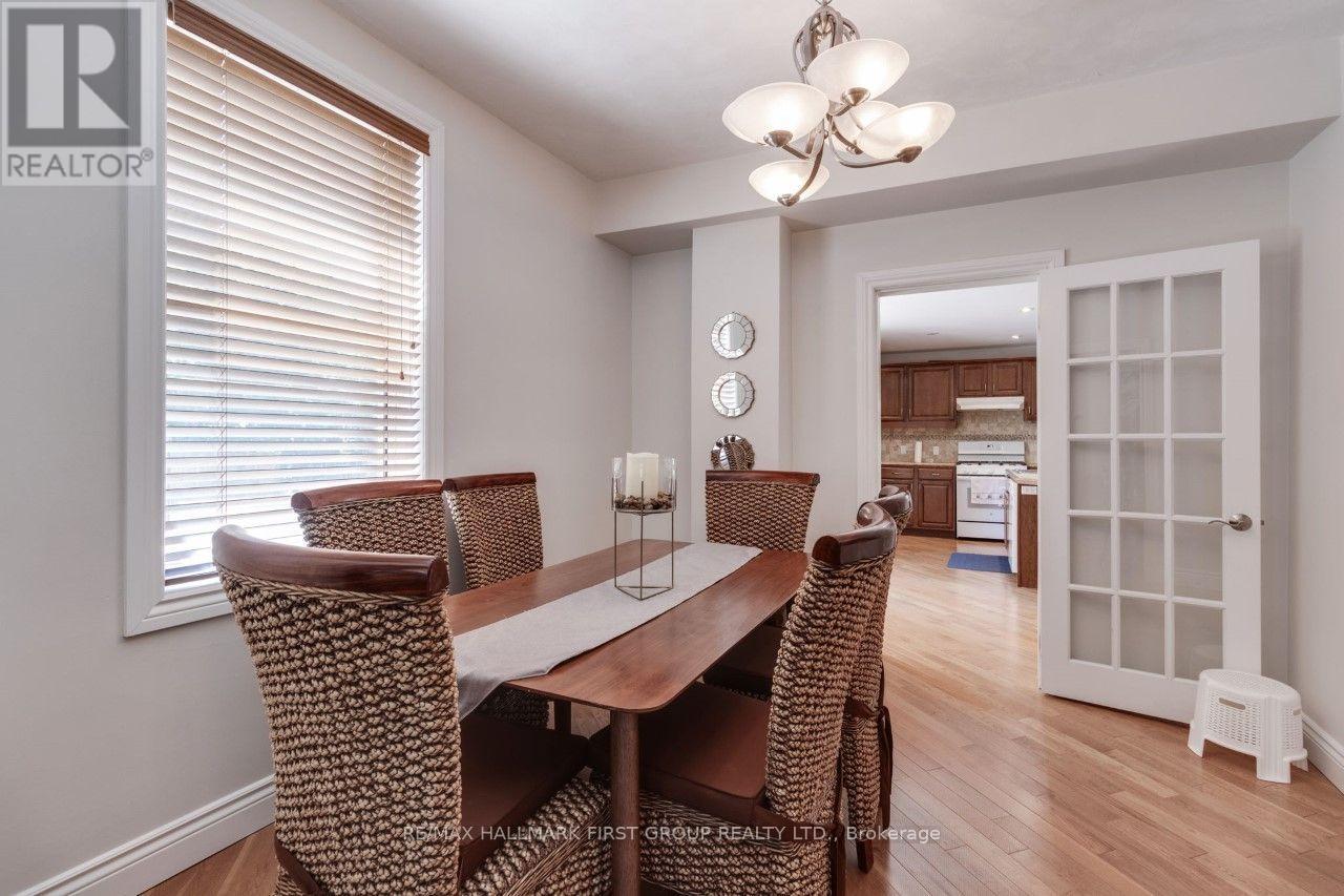26 Whiting Avenue, Oshawa, ON - Indoor Photo Showing Dining Room