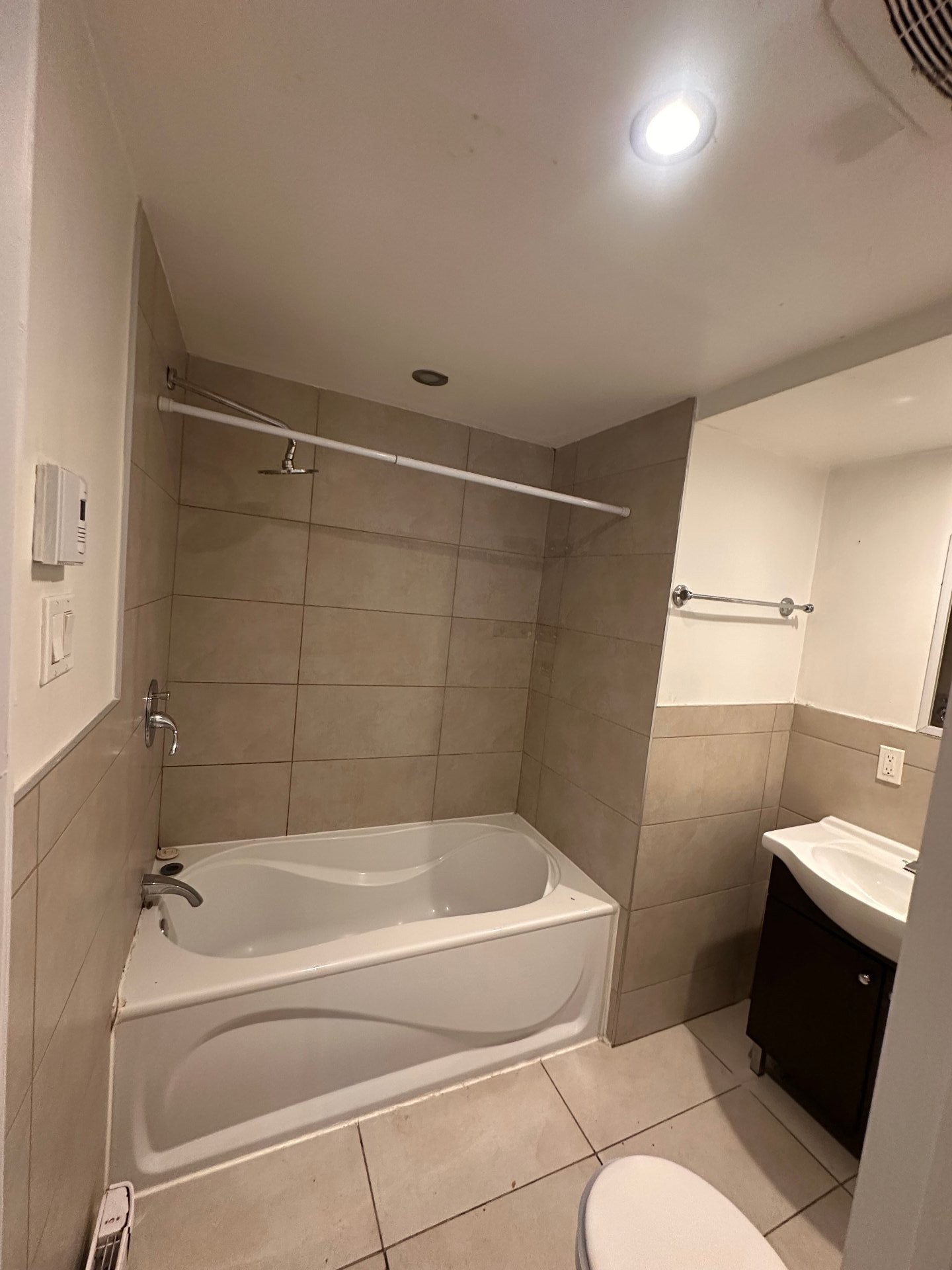Salle de bains - A-5947 Rue Landry, Montréal (Mercier/Hochelaga-Maisonneuve), QC - Indoor Photo Showing Bathroom