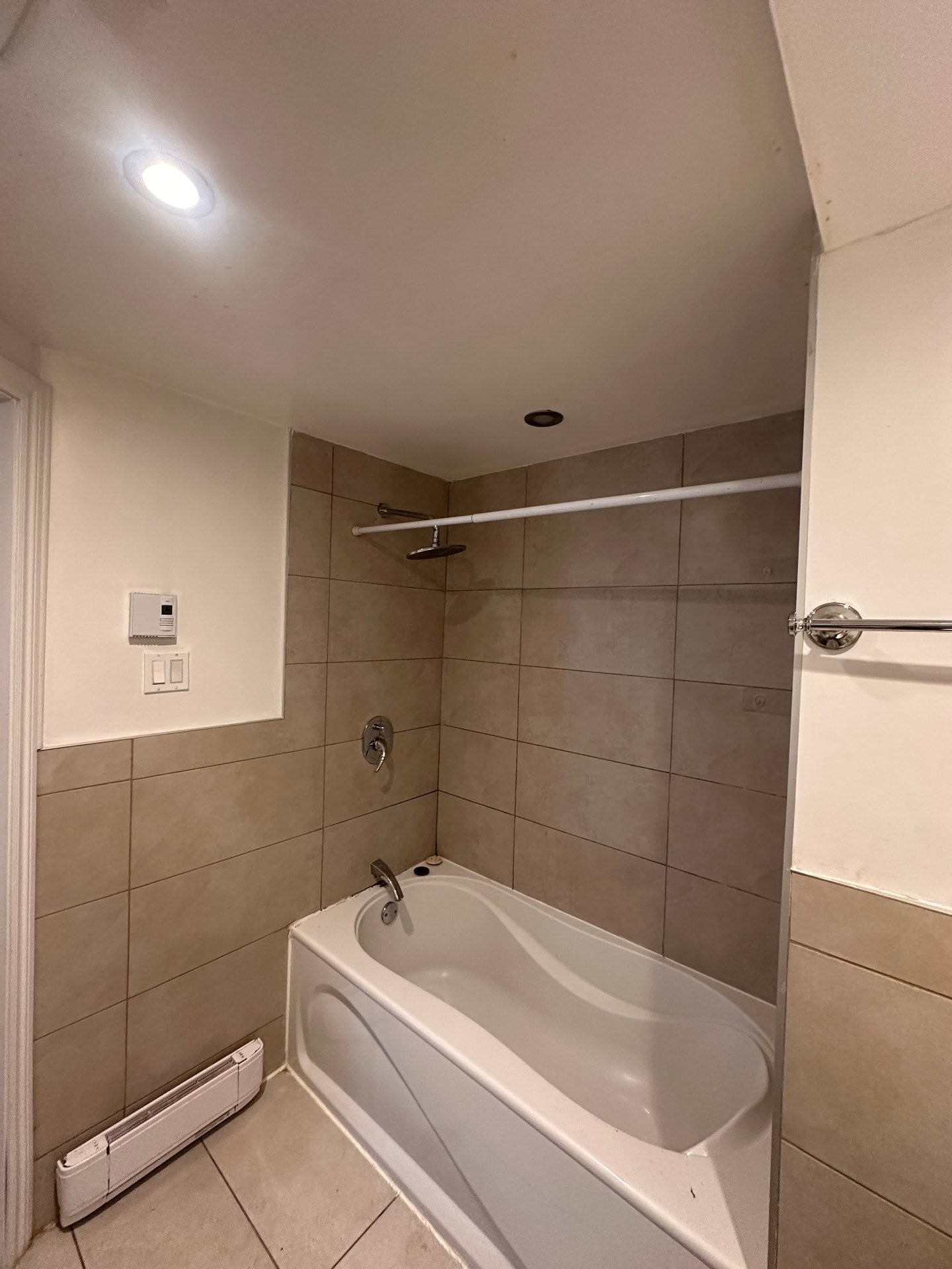 Salle de bains - A-5947 Rue Landry, Montréal (Mercier/Hochelaga-Maisonneuve), QC - Indoor Photo Showing Bathroom