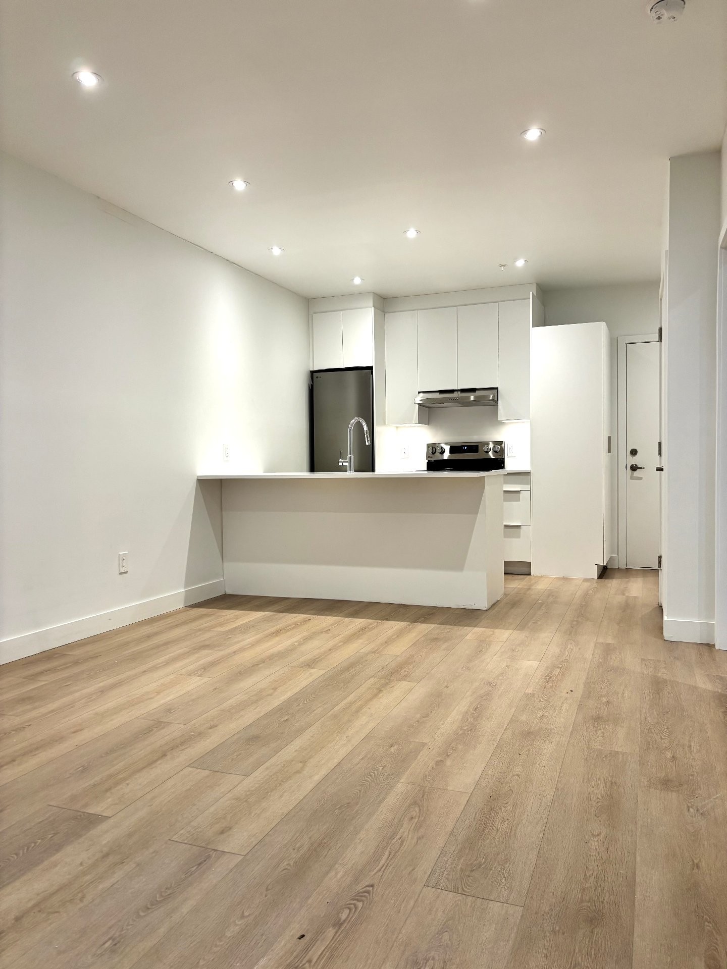 Kitchen - 2-110 Rue De L'Église, Montréal (Verdun/Île-Des-Soeurs), QC - Indoor Photo Showing Other Room