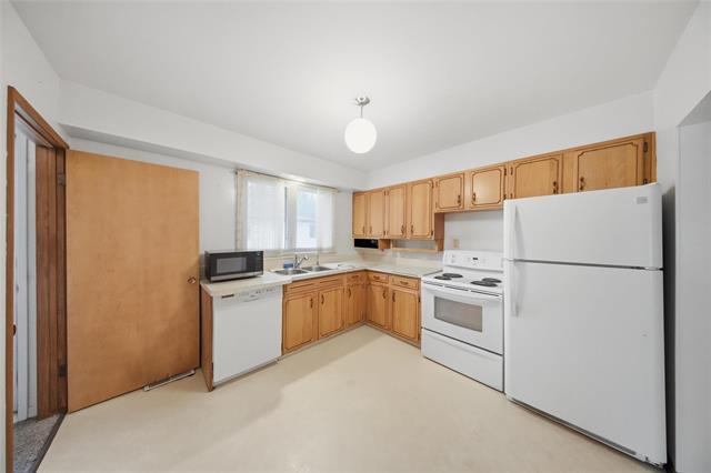 75 Tamworth Bay, Winnipeg, MB - Indoor Photo Showing Kitchen With Double Sink