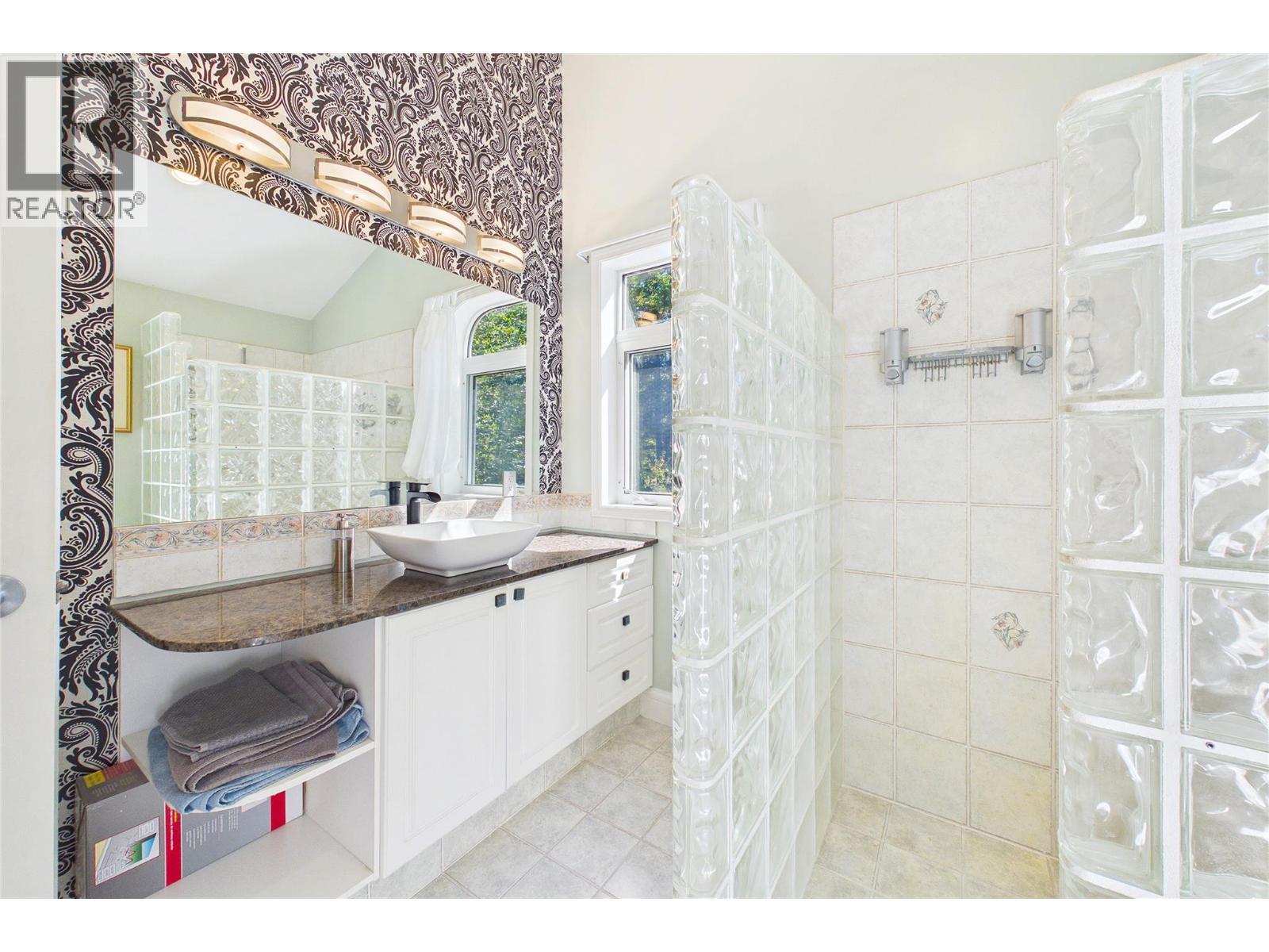 114 Bear End Road, Penticton, BC - Indoor Photo Showing Bathroom