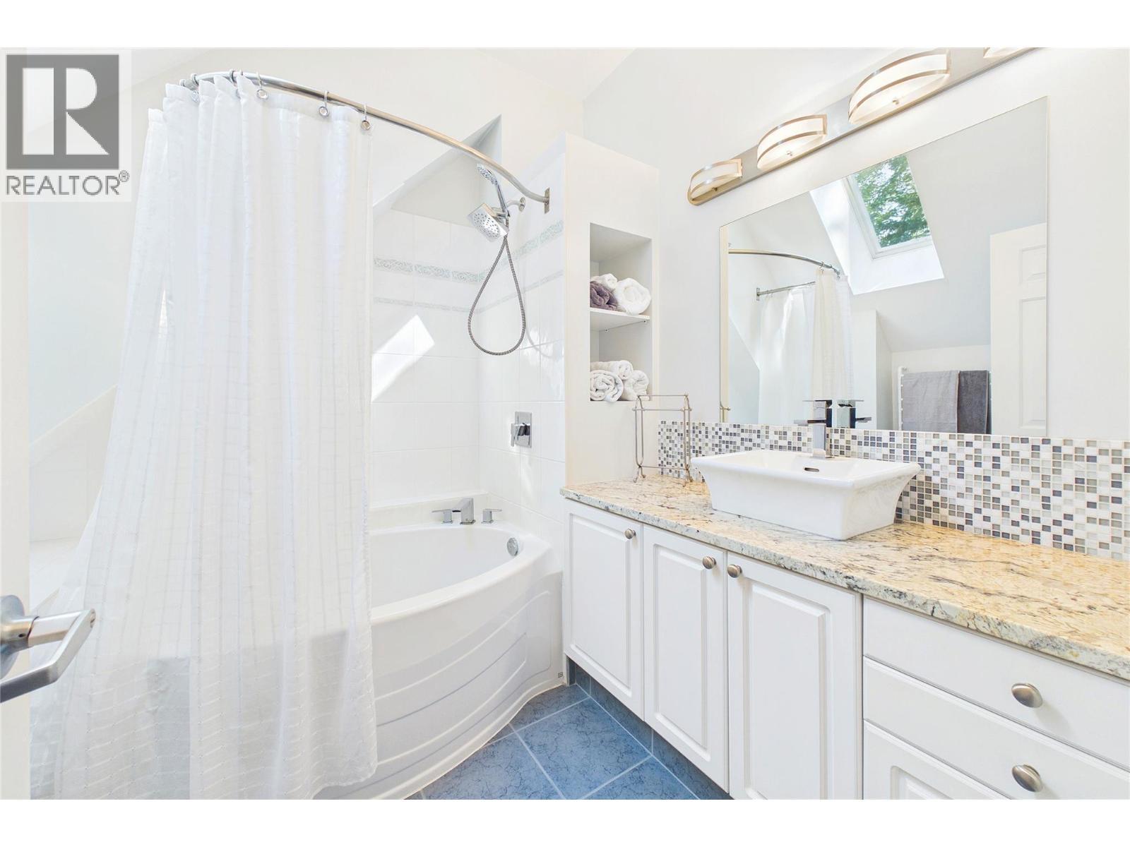 114 Bear End Road, Penticton, BC - Indoor Photo Showing Bathroom