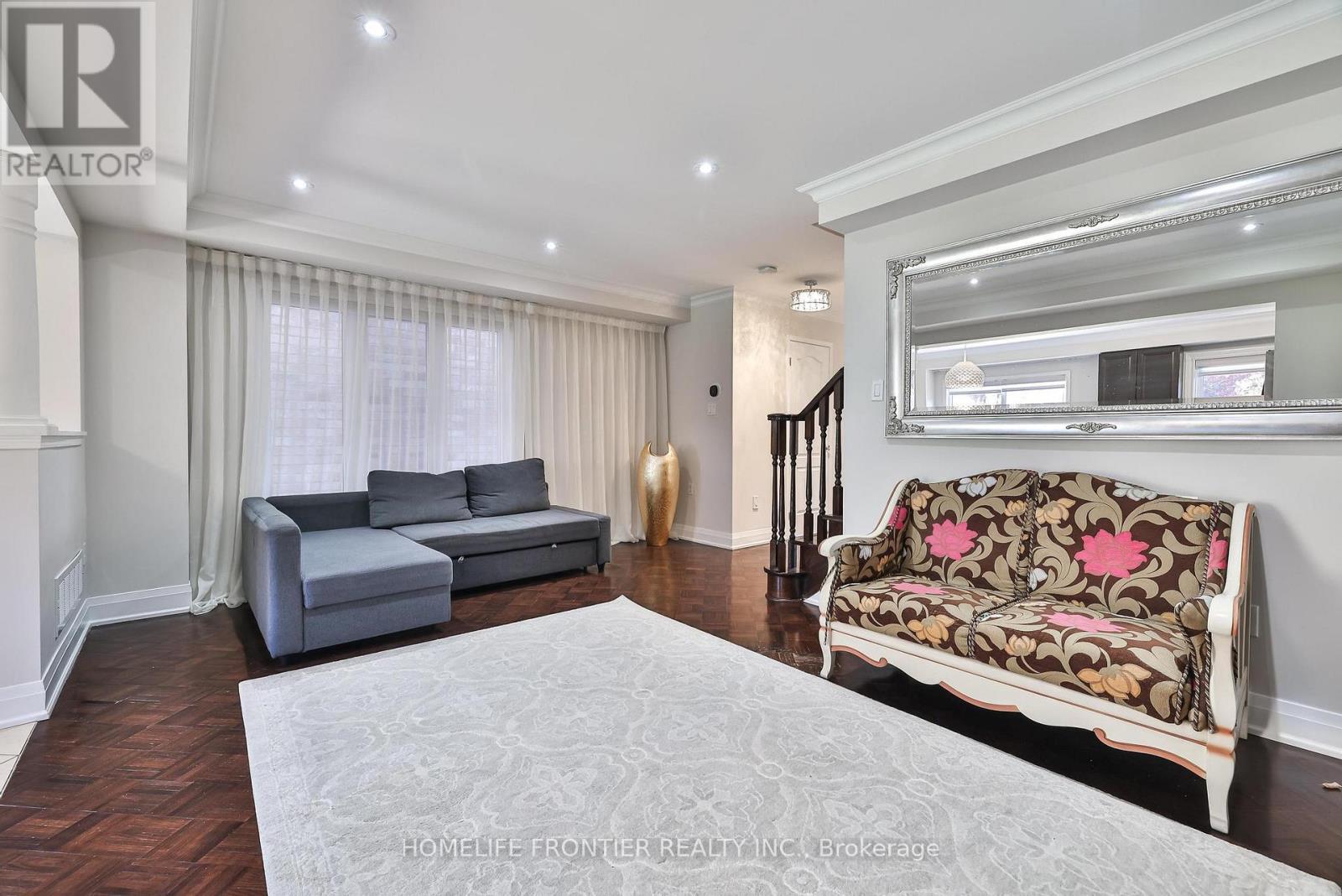 86 Venice Gate Drive, Vaughan, ON - Indoor Photo Showing Living Room