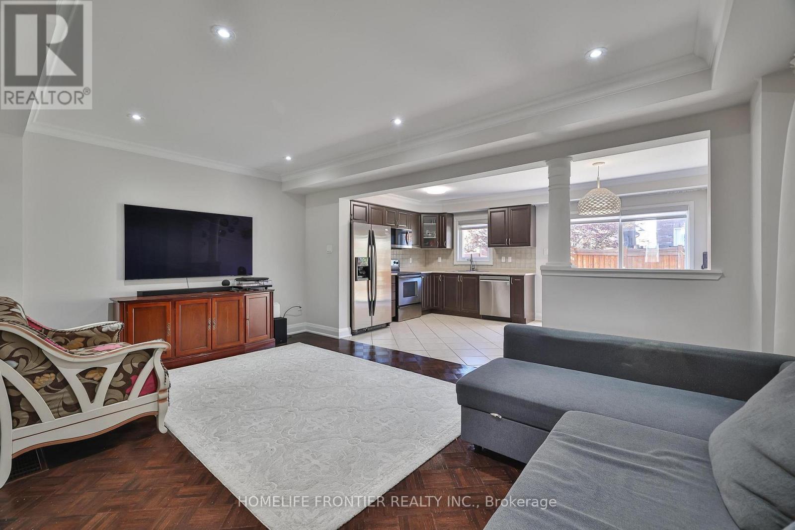 86 Venice Gate Drive, Vaughan, ON - Indoor Photo Showing Living Room