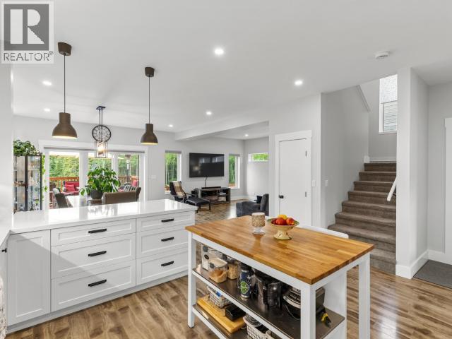 26 Iskoot Crescent, Whitehorse, YT - Indoor Photo Showing Kitchen With Upgraded Kitchen
