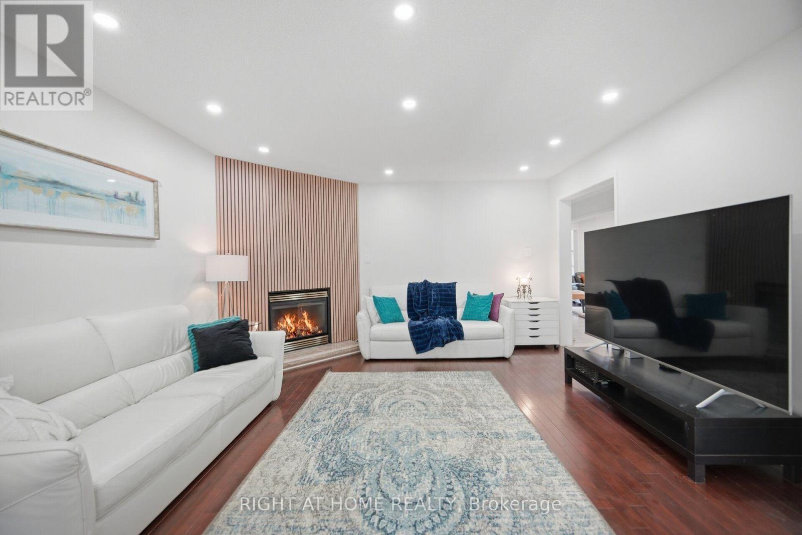 6379 Alderwood Trail, Mississauga, ON - Indoor Photo Showing Living Room With Fireplace