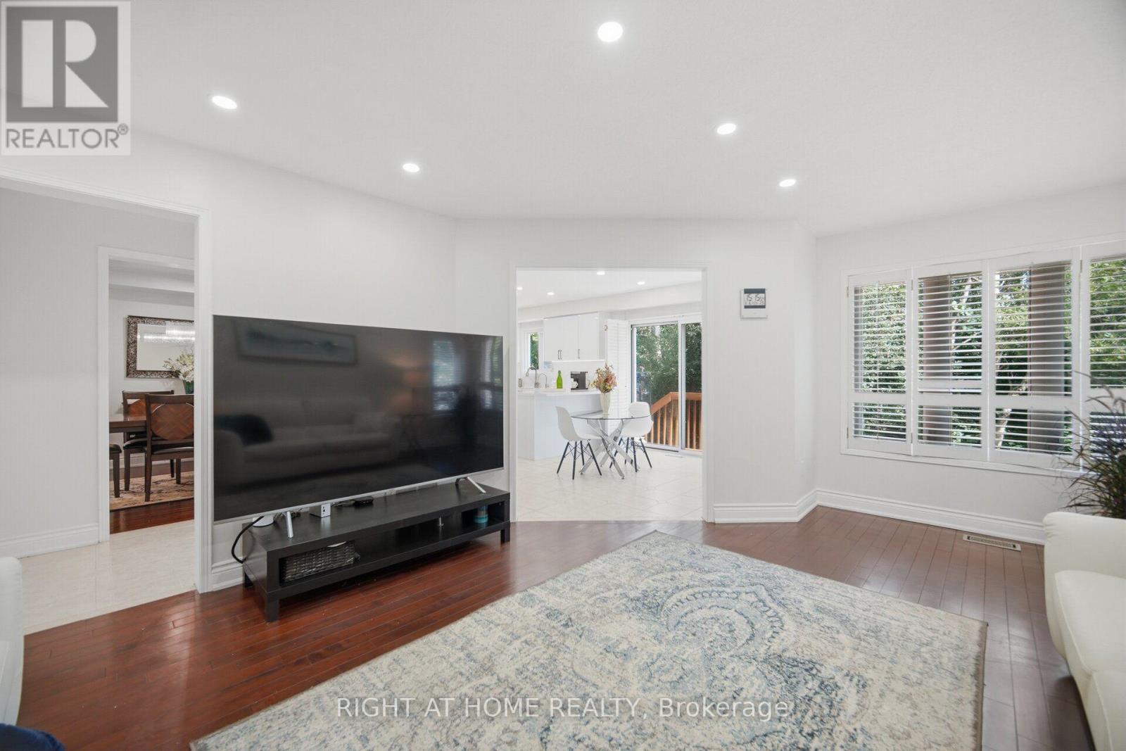 6379 Alderwood Trail, Mississauga, ON - Indoor Photo Showing Living Room
