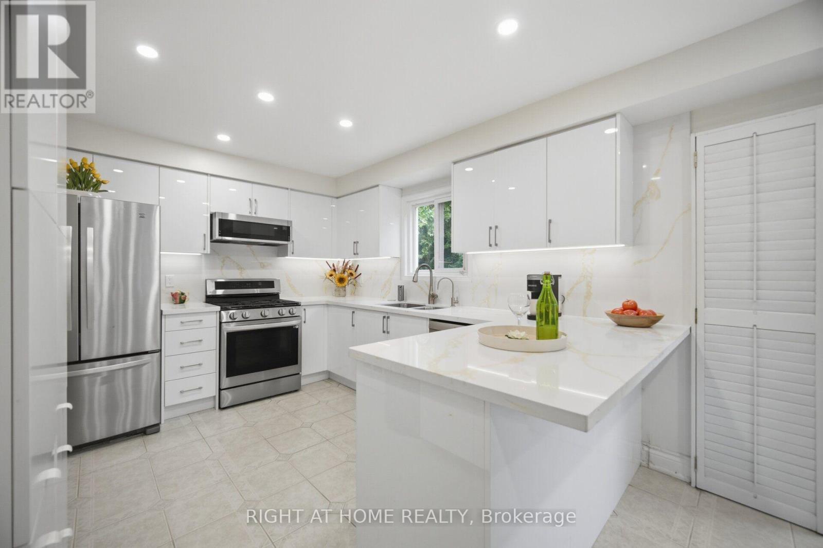 6379 Alderwood Trail, Mississauga, ON - Indoor Photo Showing Kitchen With Upgraded Kitchen