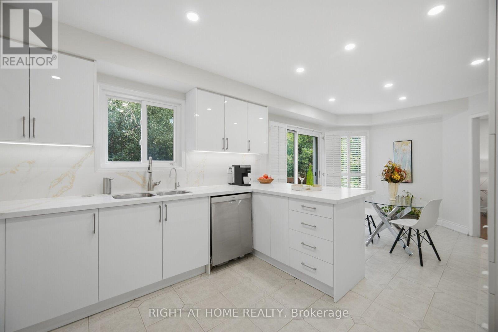 6379 Alderwood Trail, Mississauga, ON - Indoor Photo Showing Kitchen With Double Sink