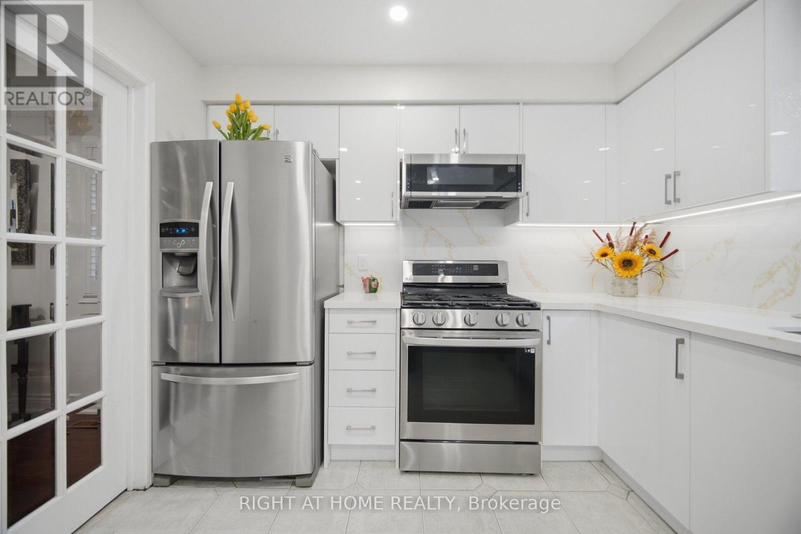 6379 Alderwood Trail, Mississauga, ON - Indoor Photo Showing Kitchen