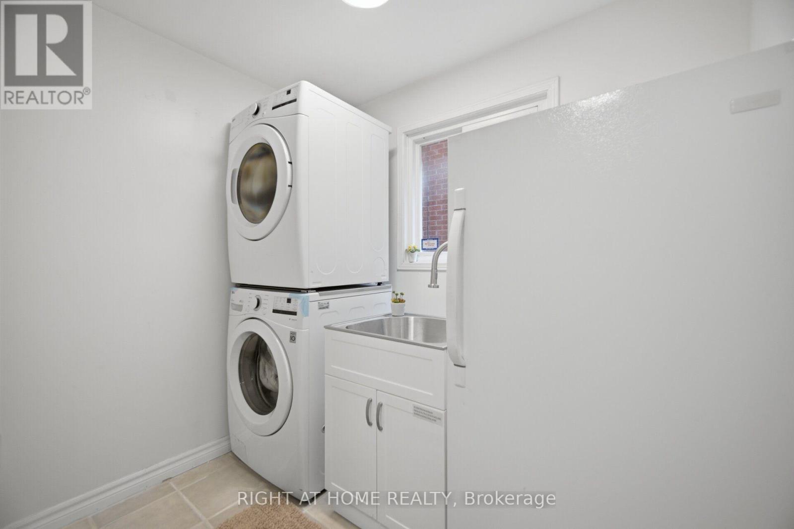 6379 Alderwood Trail, Mississauga, ON - Indoor Photo Showing Laundry Room