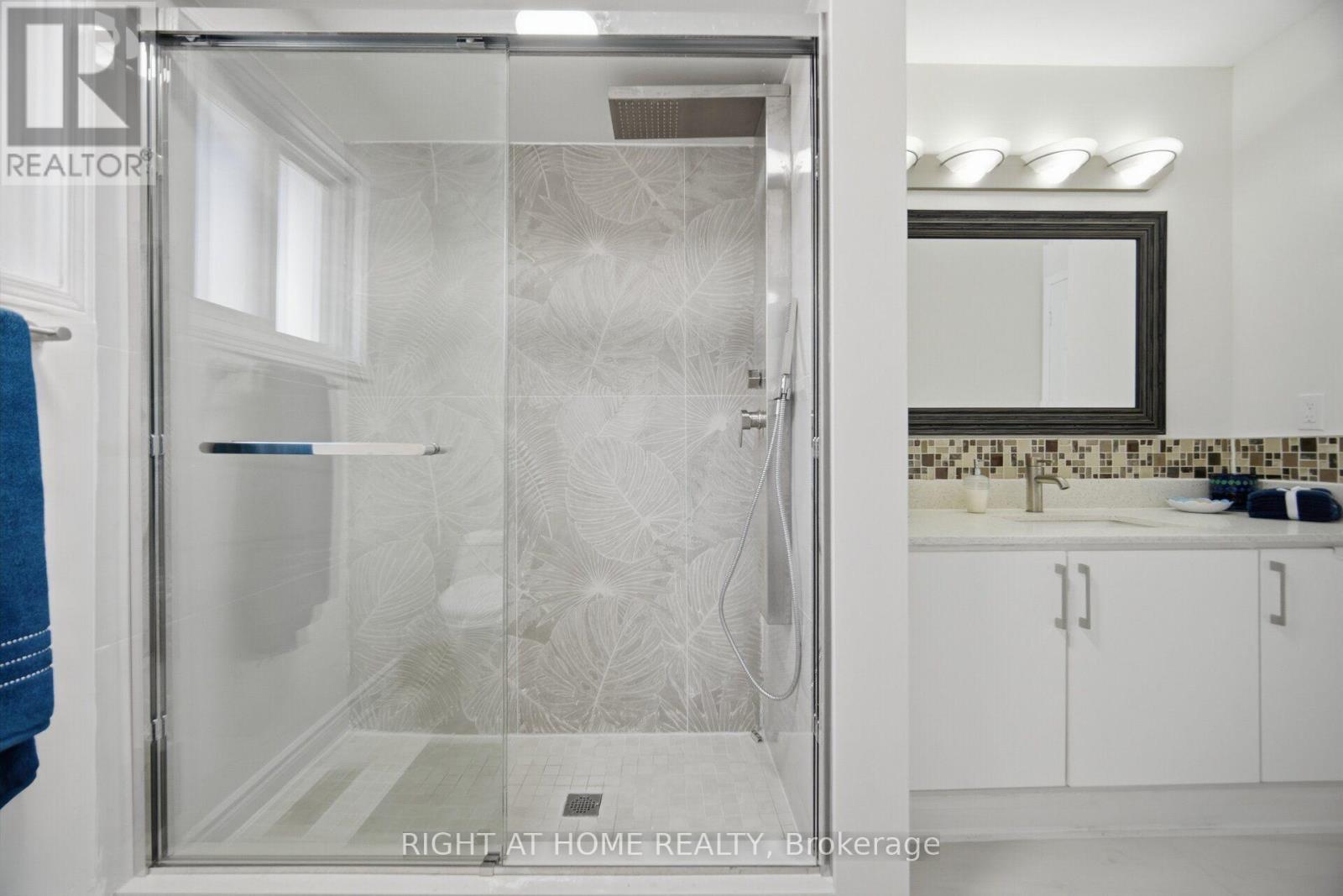 6379 Alderwood Trail, Mississauga, ON - Indoor Photo Showing Bathroom