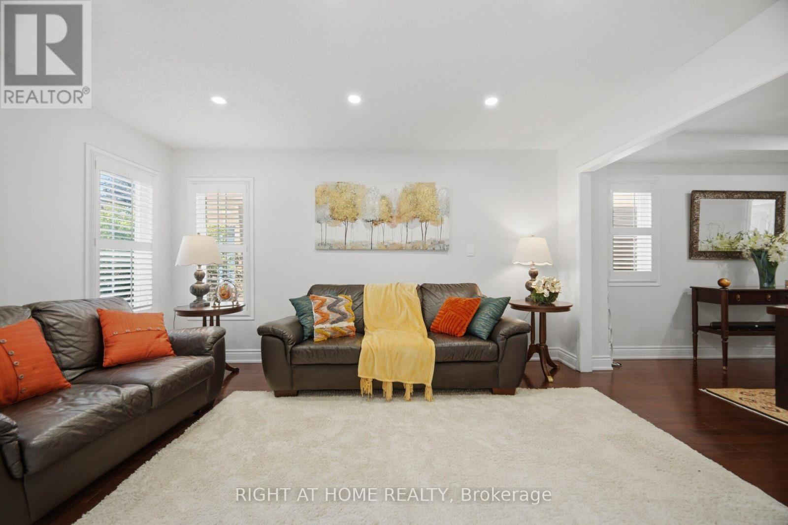 6379 Alderwood Trail, Mississauga, ON - Indoor Photo Showing Living Room