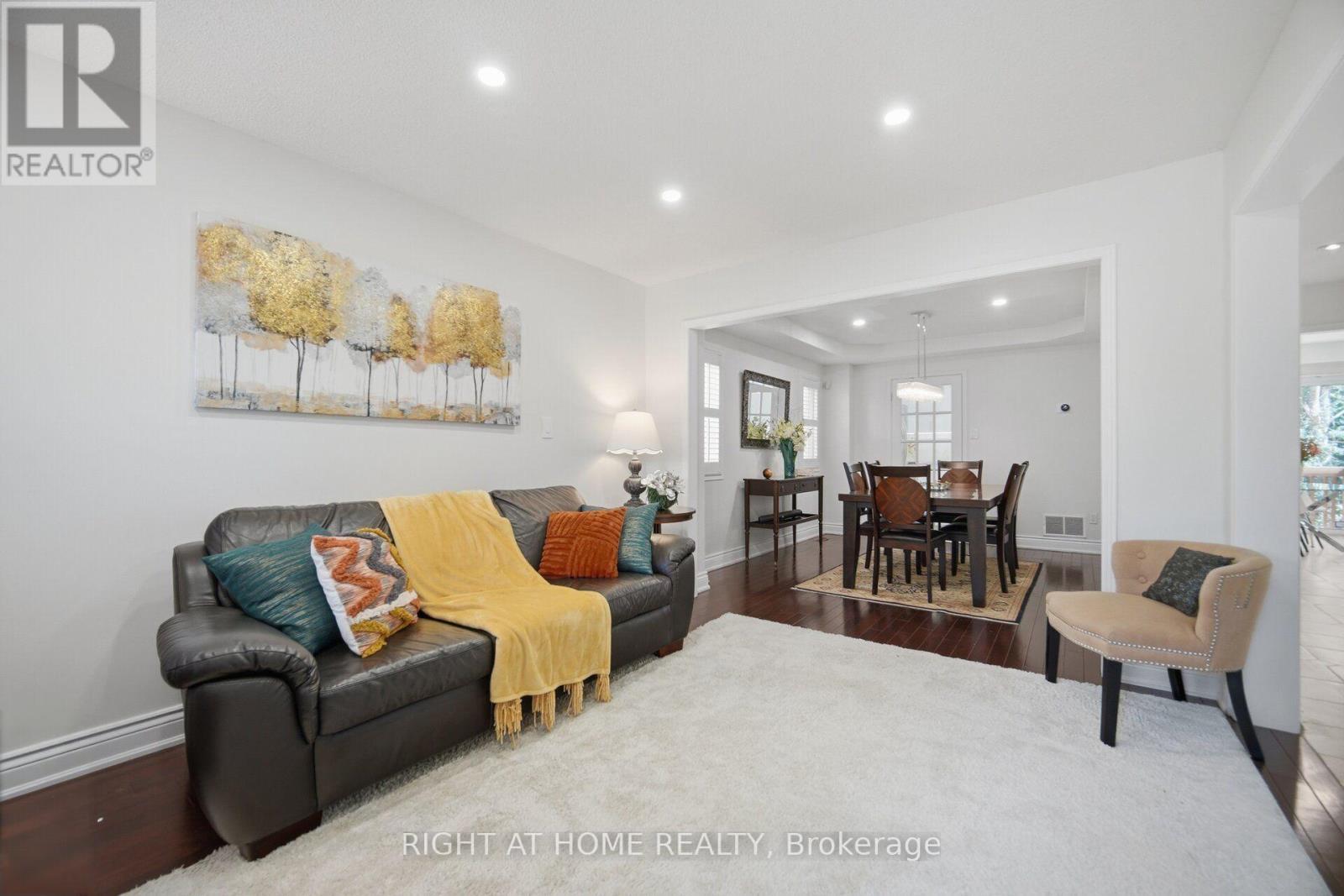 6379 Alderwood Trail, Mississauga, ON - Indoor Photo Showing Living Room