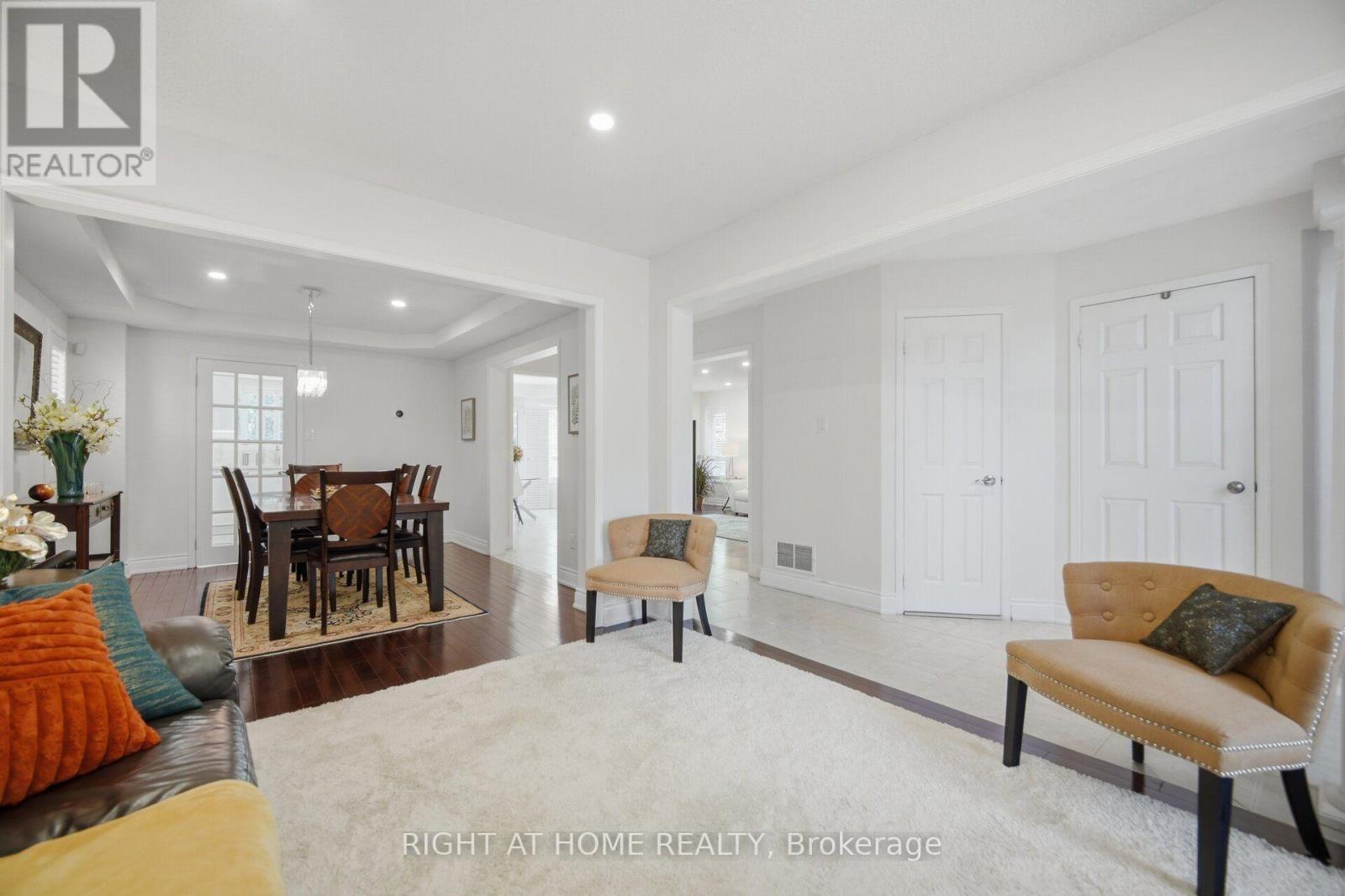 6379 Alderwood Trail, Mississauga, ON - Indoor Photo Showing Living Room