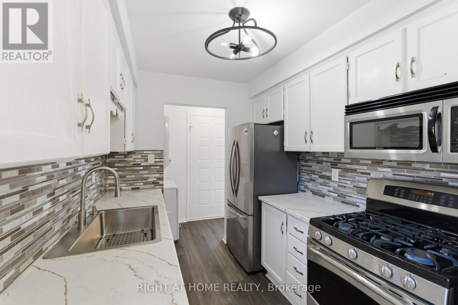 341 Rexford Drive, Hamilton, ON - Indoor Photo Showing Kitchen With Upgraded Kitchen