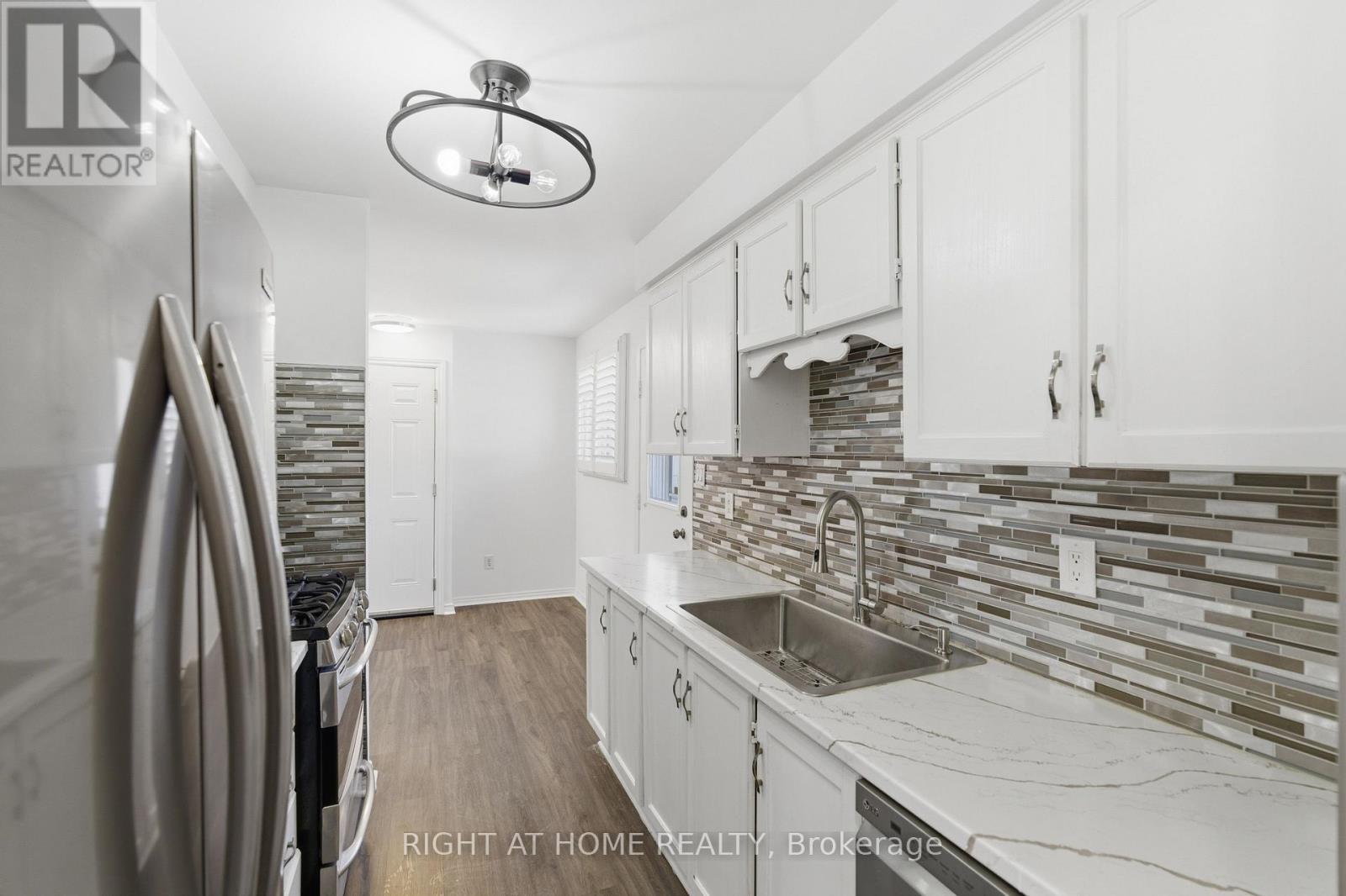 341 Rexford Drive, Hamilton, ON - Indoor Photo Showing Kitchen With Upgraded Kitchen