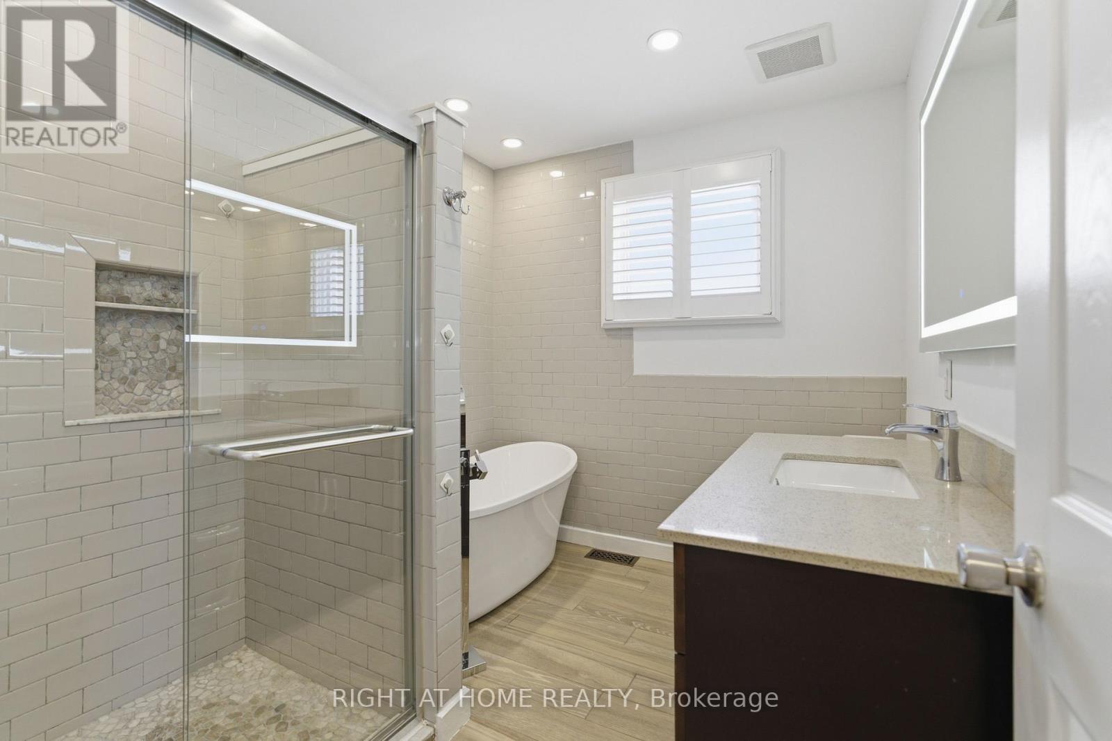 341 Rexford Drive, Hamilton, ON - Indoor Photo Showing Bathroom
