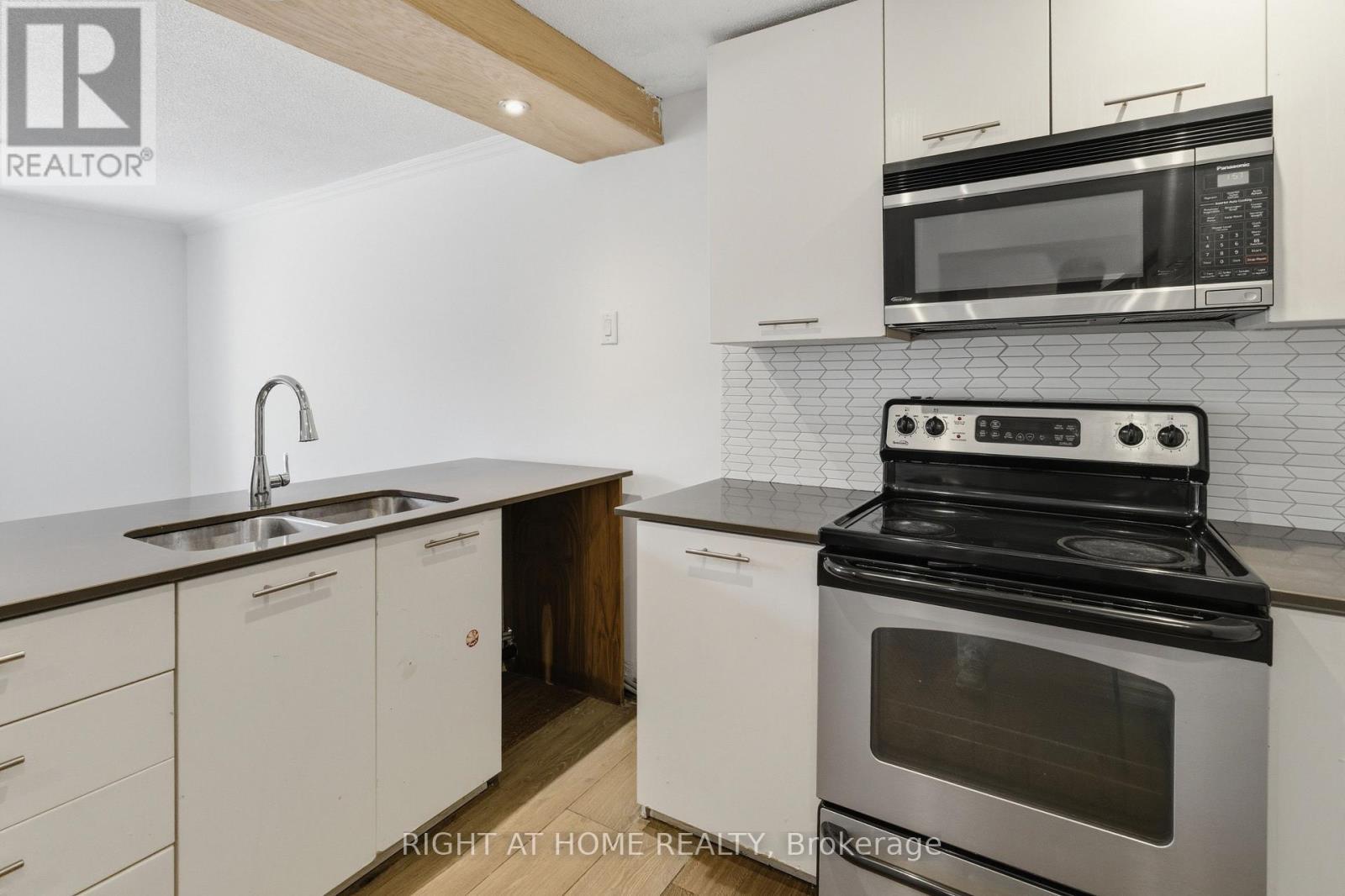 341 Rexford Drive, Hamilton, ON - Indoor Photo Showing Kitchen With Double Sink