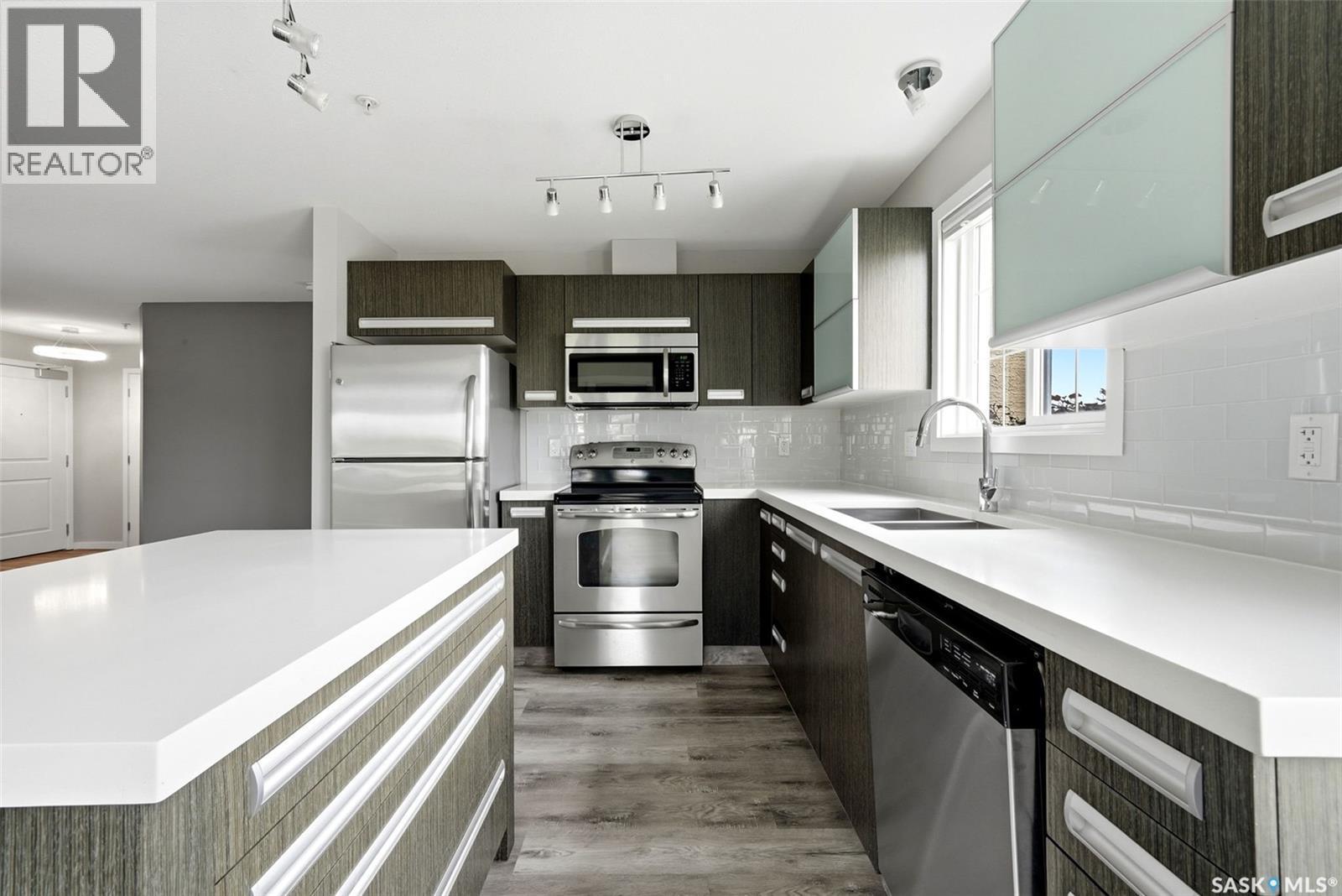 114 1610 Dakota Drive, Regina, SK - Indoor Photo Showing Kitchen With Stainless Steel Kitchen With Double Sink With Upgraded Kitchen