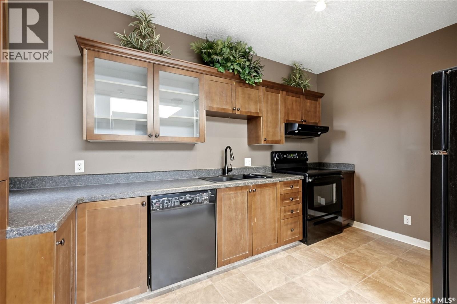 305 2925 14Th Avenue, Regina, SK - Indoor Photo Showing Kitchen With Double Sink