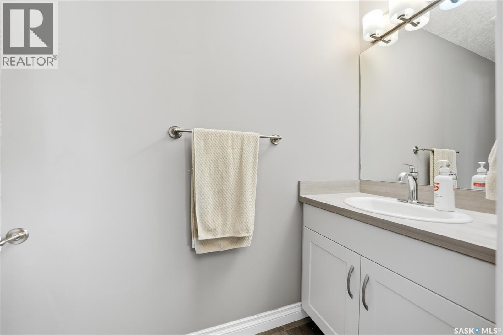 275 Wyant Lane, Saskatoon, SK - Indoor Photo Showing Bathroom