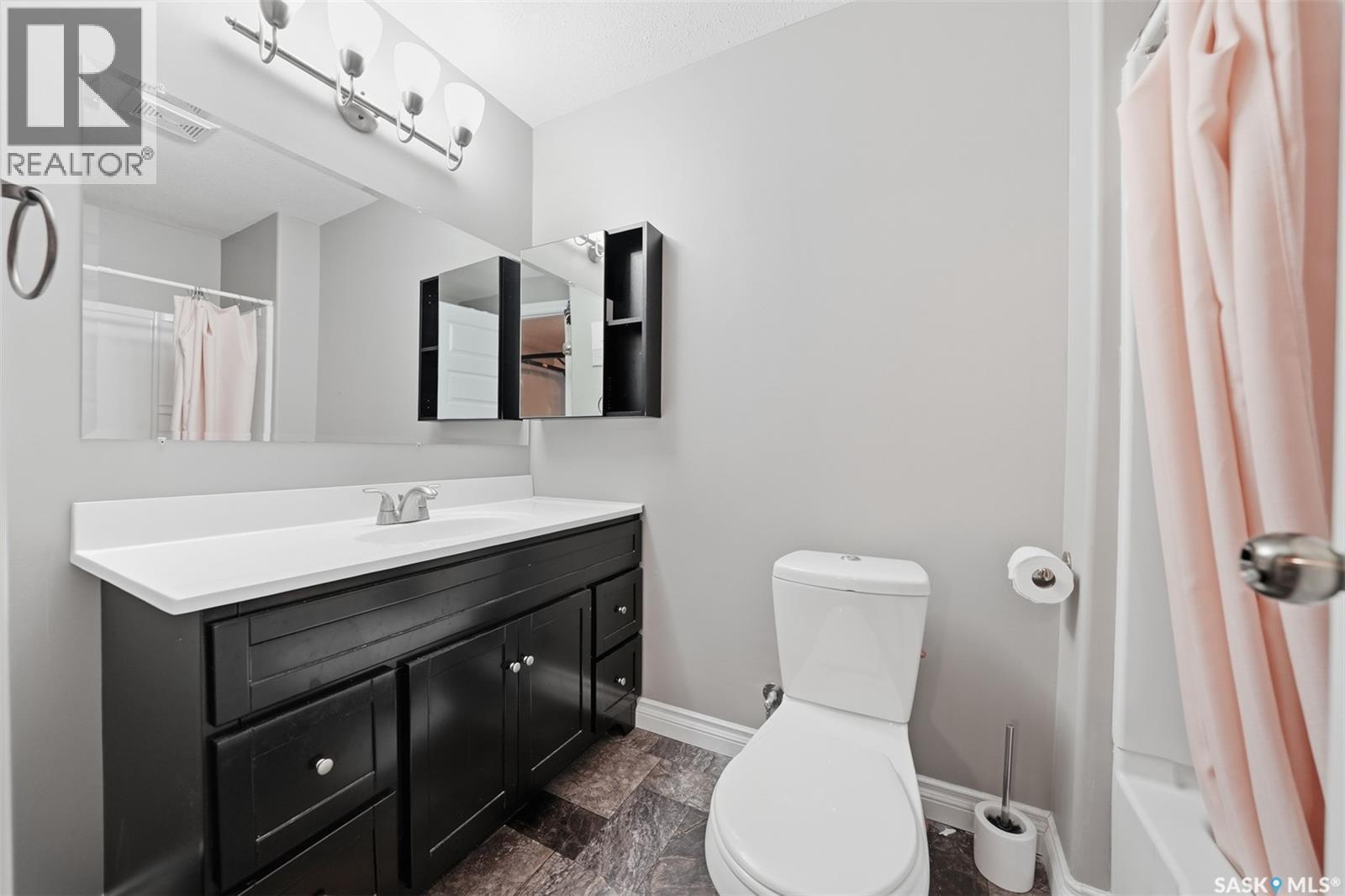 275 Wyant Lane, Saskatoon, SK - Indoor Photo Showing Bathroom