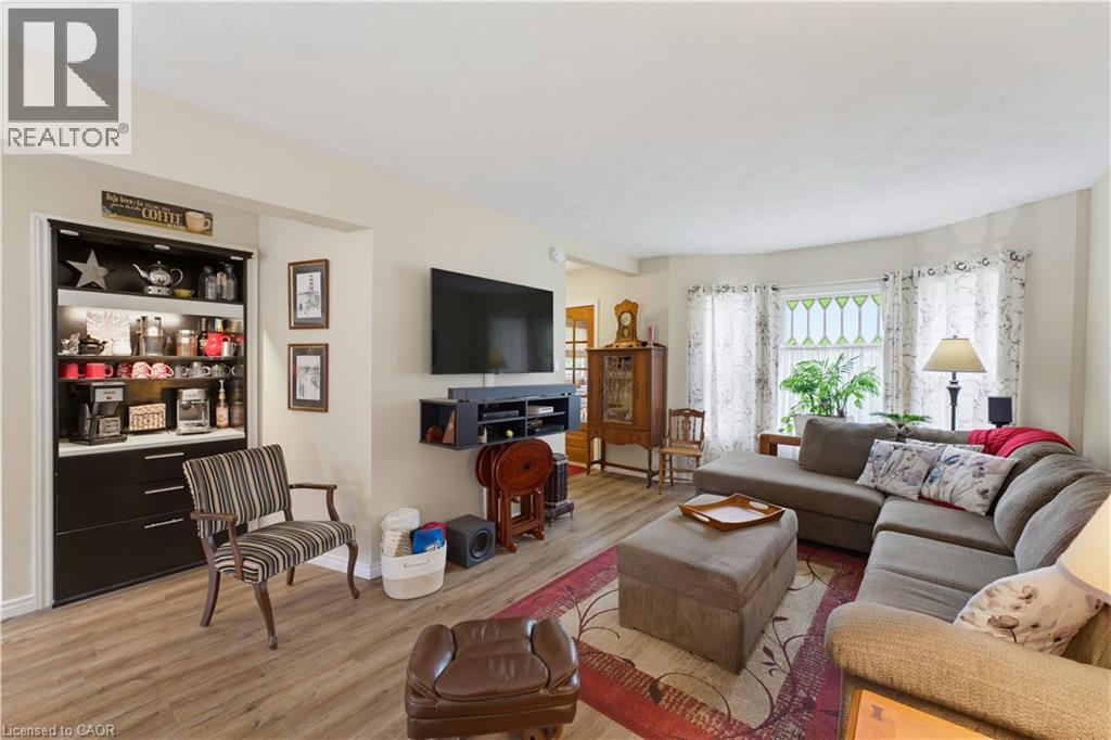 19 First Avenue, Port Dover, ON - Indoor Photo Showing Living Room