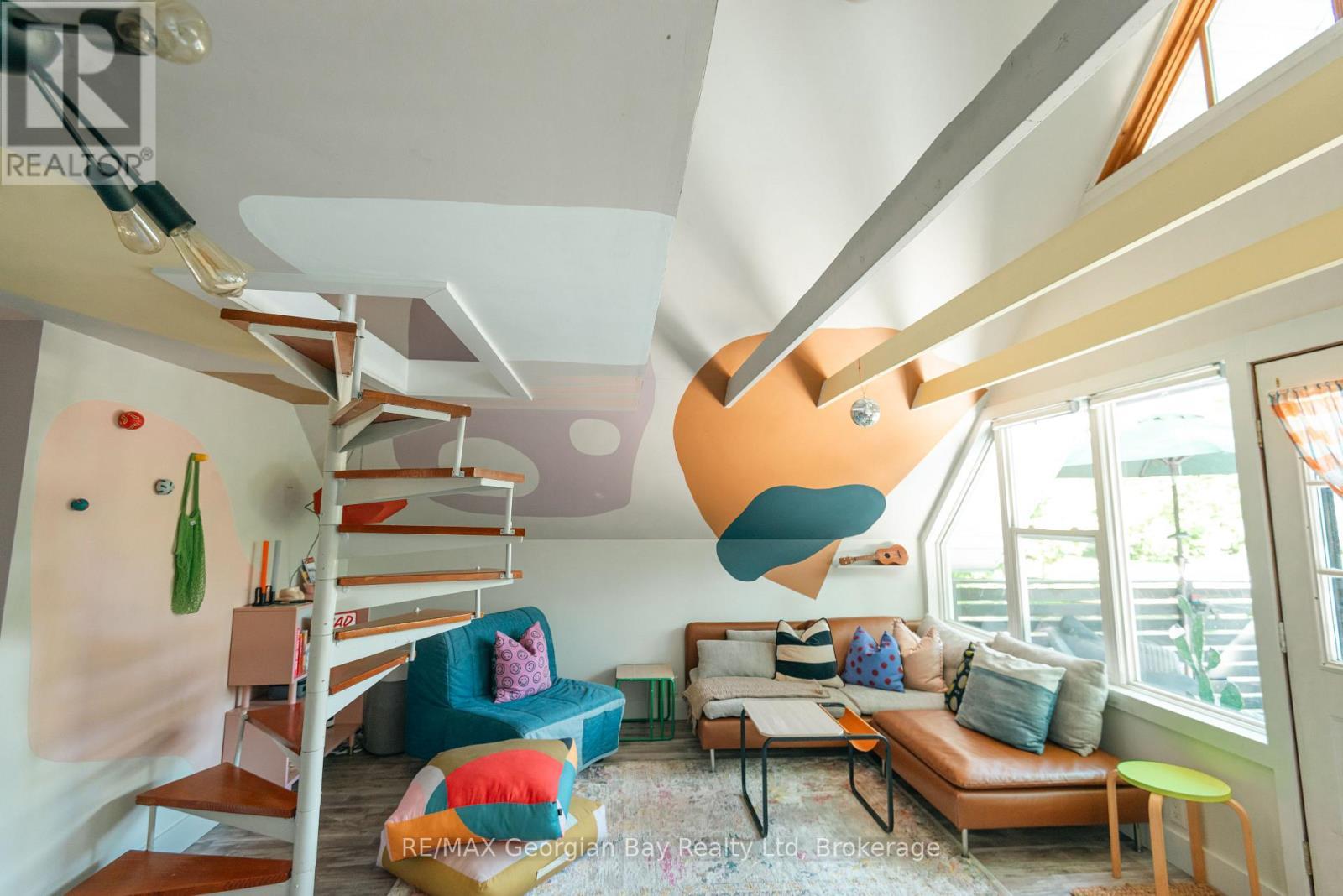 8 Sunrise Court, Tiny, ON - Indoor Photo Showing Other Room