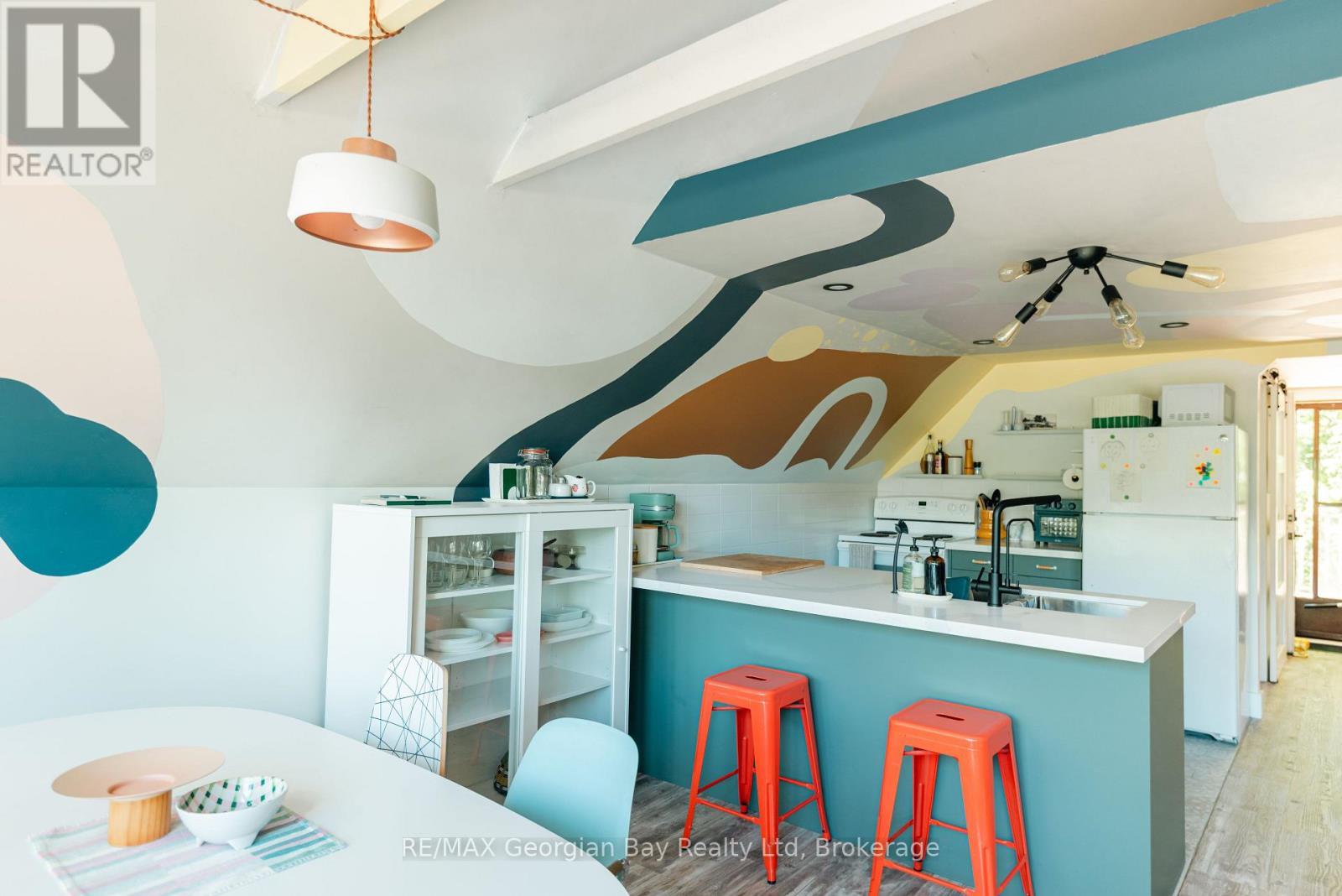 8 Sunrise Court, Tiny, ON - Indoor