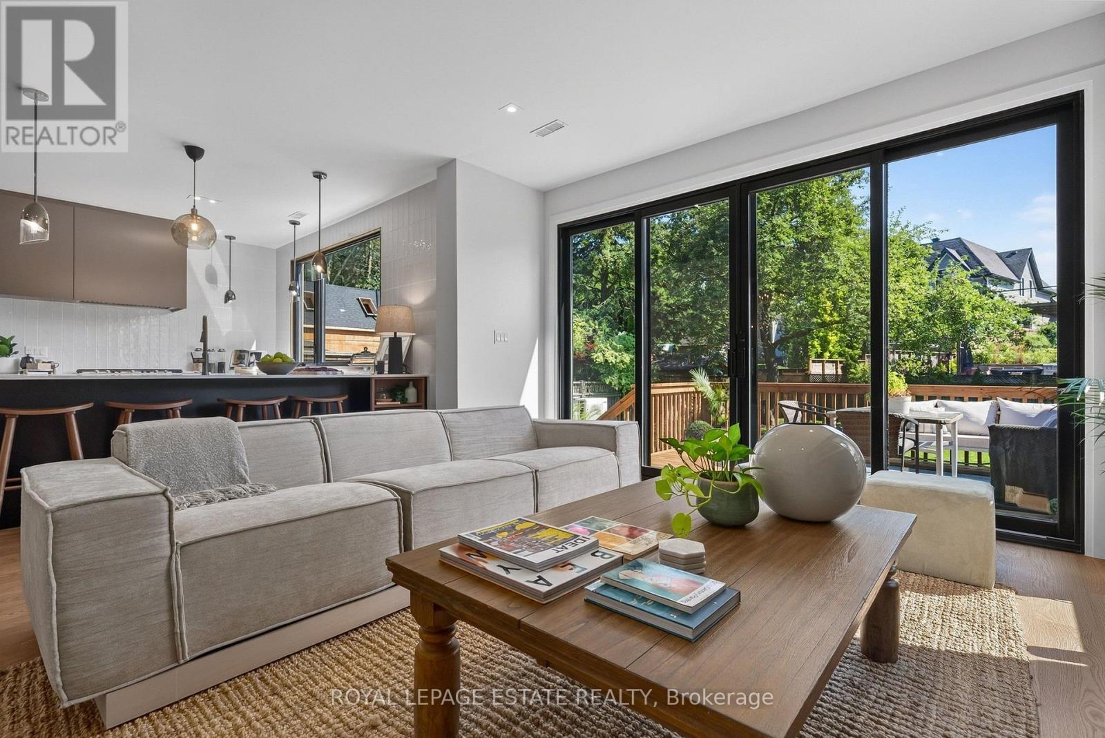 5 North Drive, Toronto, ON - Indoor Photo Showing Living Room