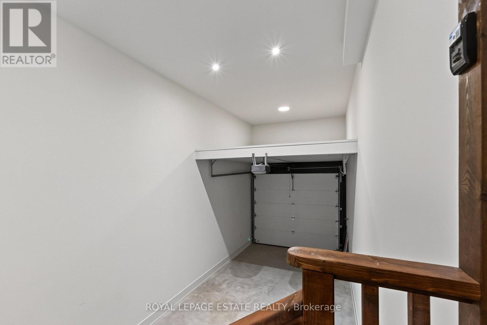 5 North Drive, Toronto, ON - Indoor