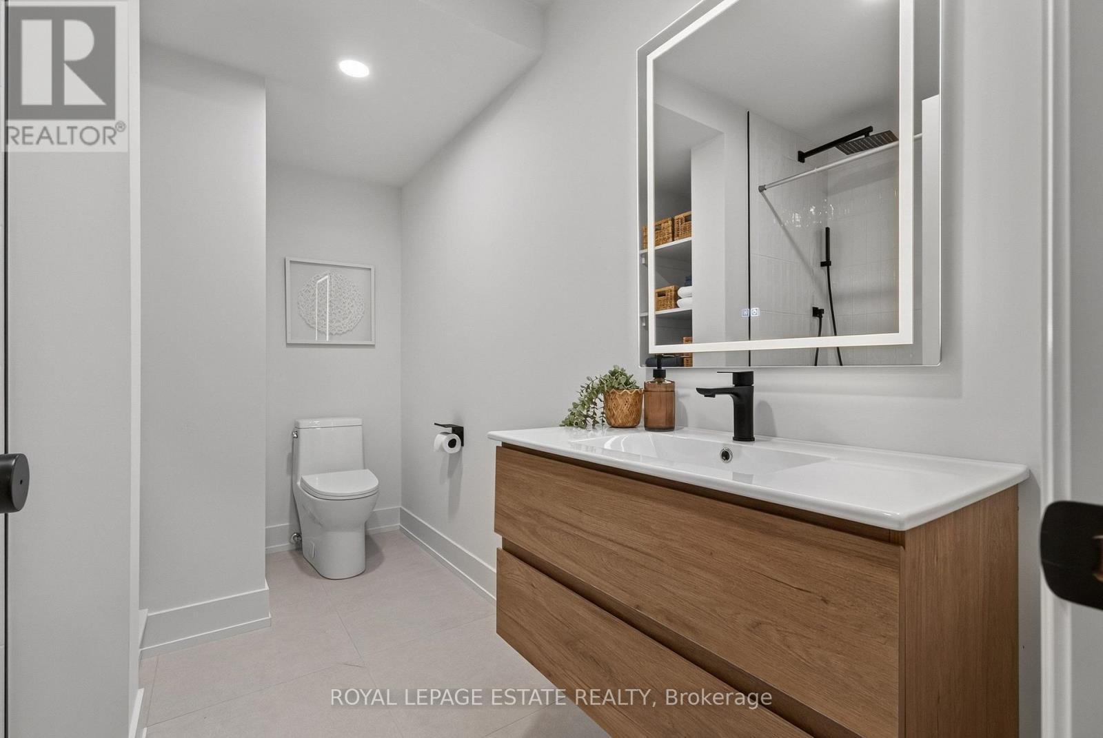 5 North Drive, Toronto, ON - Indoor Photo Showing Bathroom