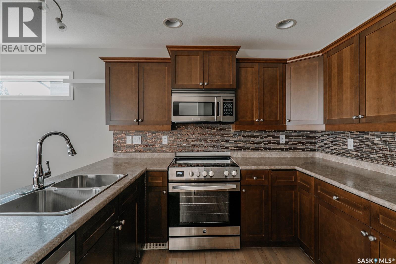111 Hettle Cove, Saskatoon, SK - Indoor Photo Showing Kitchen With Double Sink