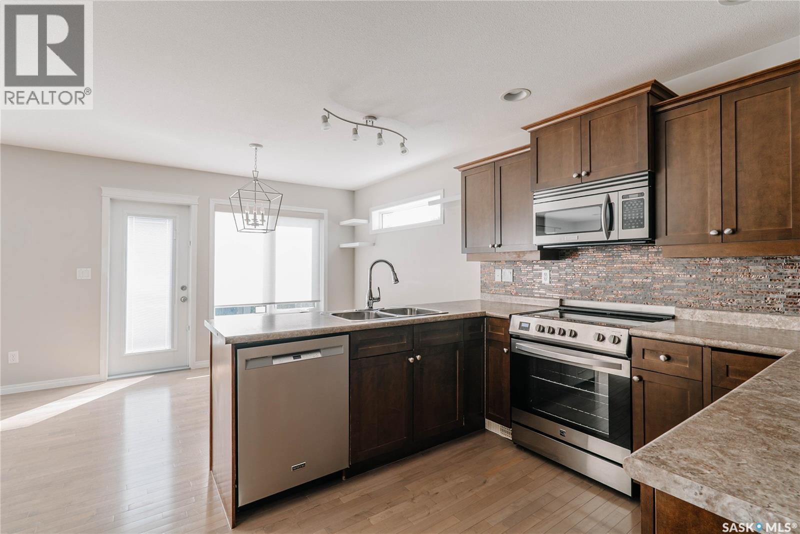 111 Hettle Cove, Saskatoon, SK - Indoor Photo Showing Kitchen With Double Sink With Upgraded Kitchen