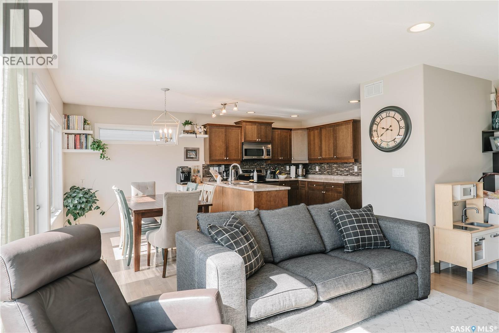 111 Hettle Cove, Saskatoon, SK - Indoor Photo Showing Living Room
