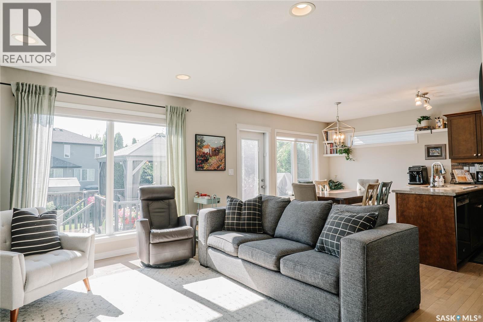 111 Hettle Cove, Saskatoon, SK - Indoor Photo Showing Living Room