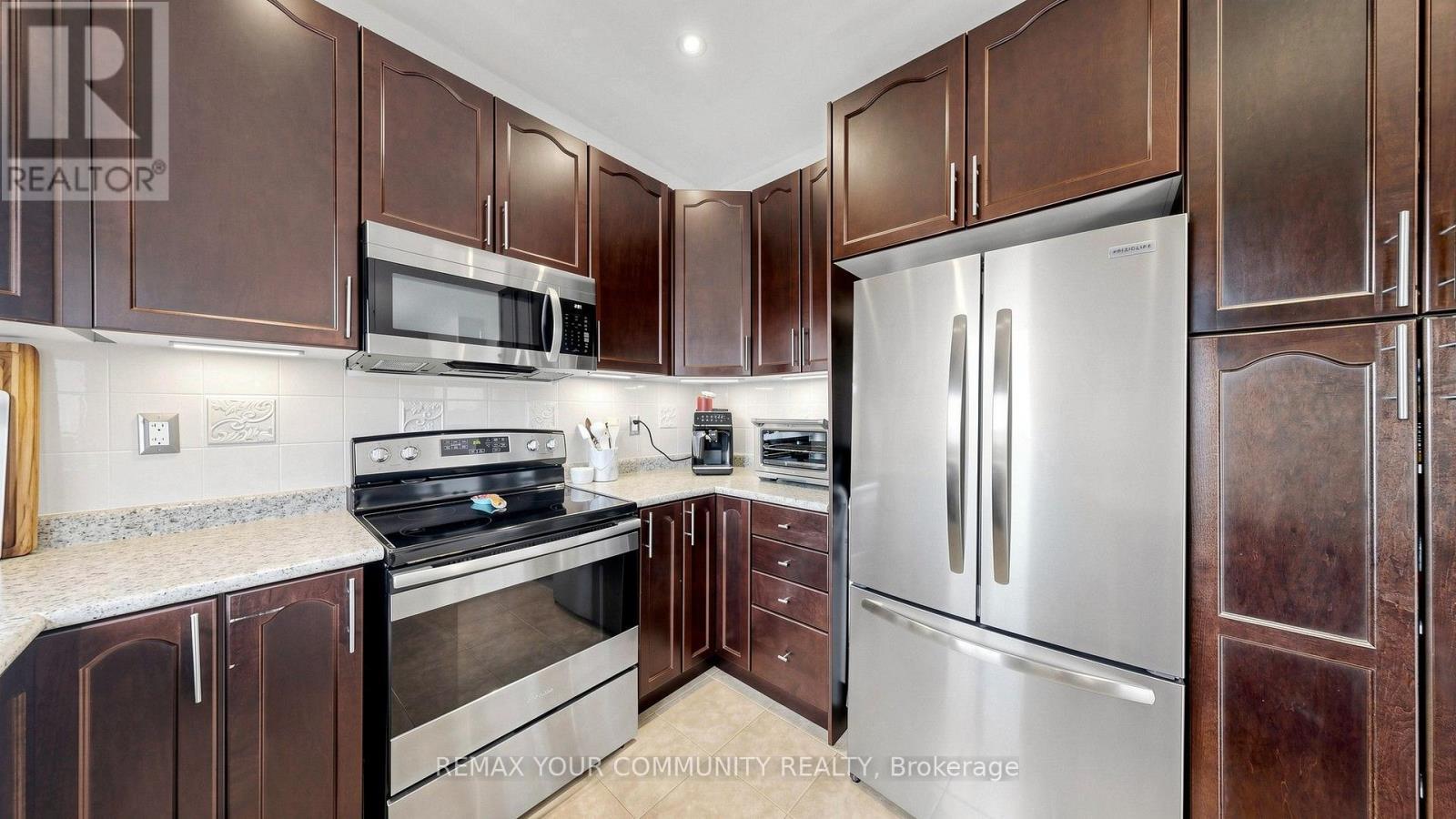 51 Shuttleworth Drive, Clarington, ON - Indoor Photo Showing Kitchen