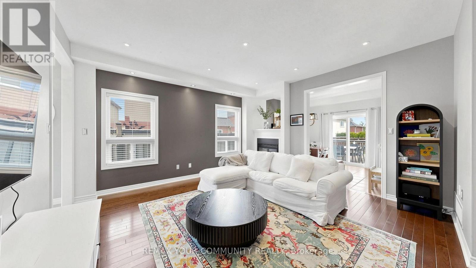51 Shuttleworth Drive, Clarington, ON - Indoor Photo Showing Living Room