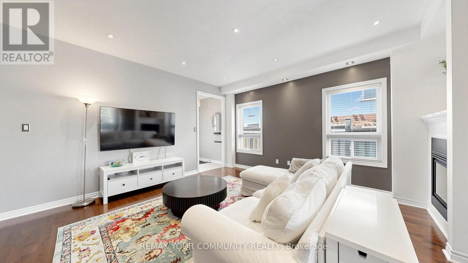 51 Shuttleworth Drive, Clarington, ON - Indoor Photo Showing Living Room