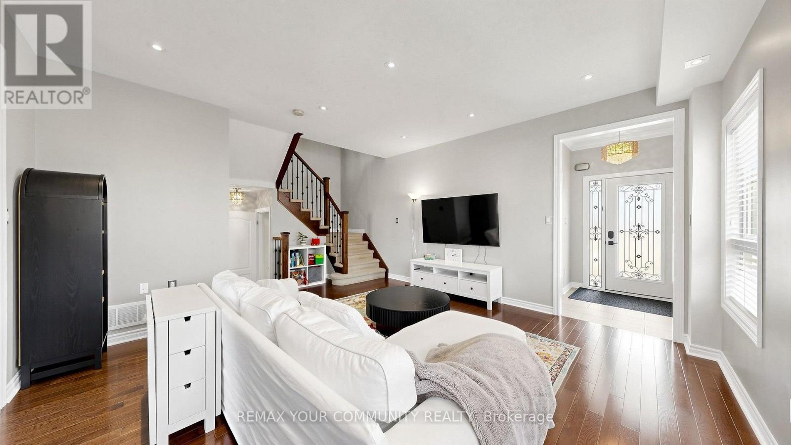51 Shuttleworth Drive, Clarington, ON - Indoor Photo Showing Living Room